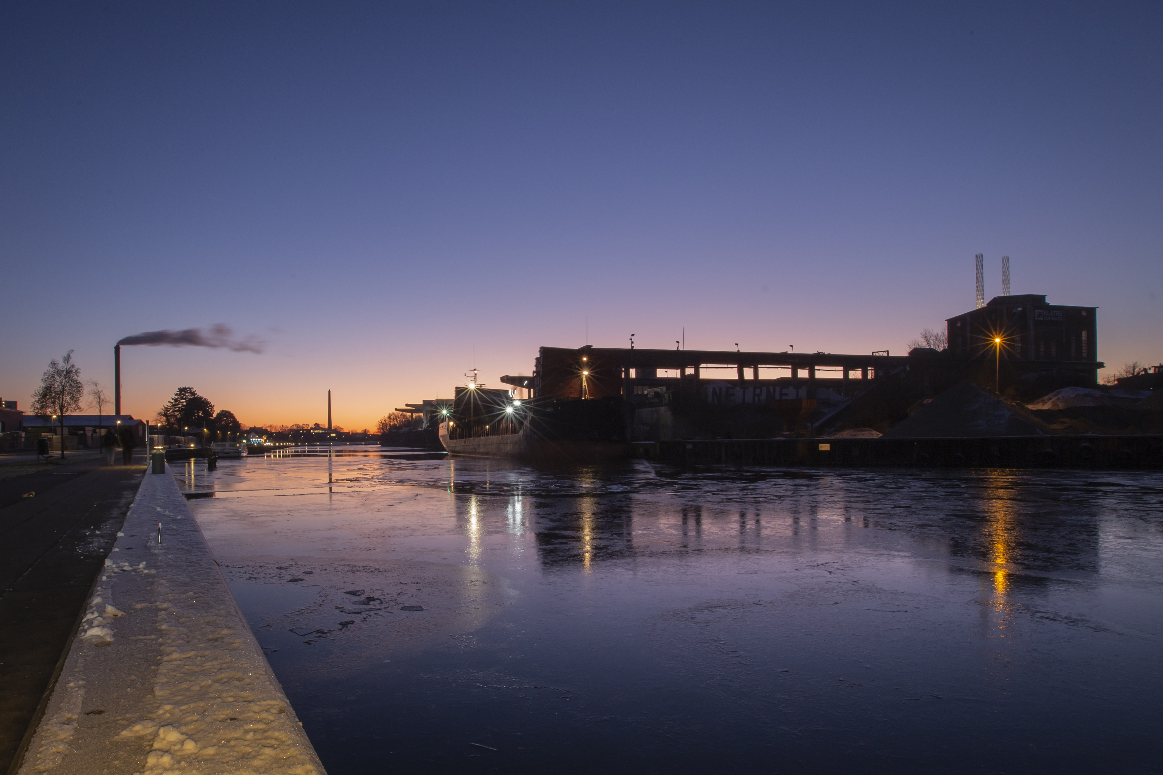Kraner og Maglemølle i Næstved havn efter solnedgang