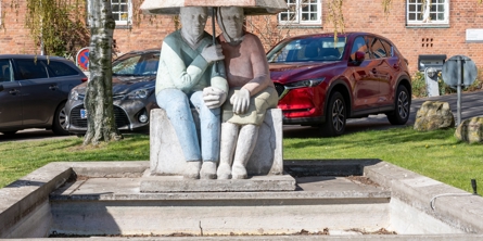 Statue af to ældre mennesker foran Munkebo