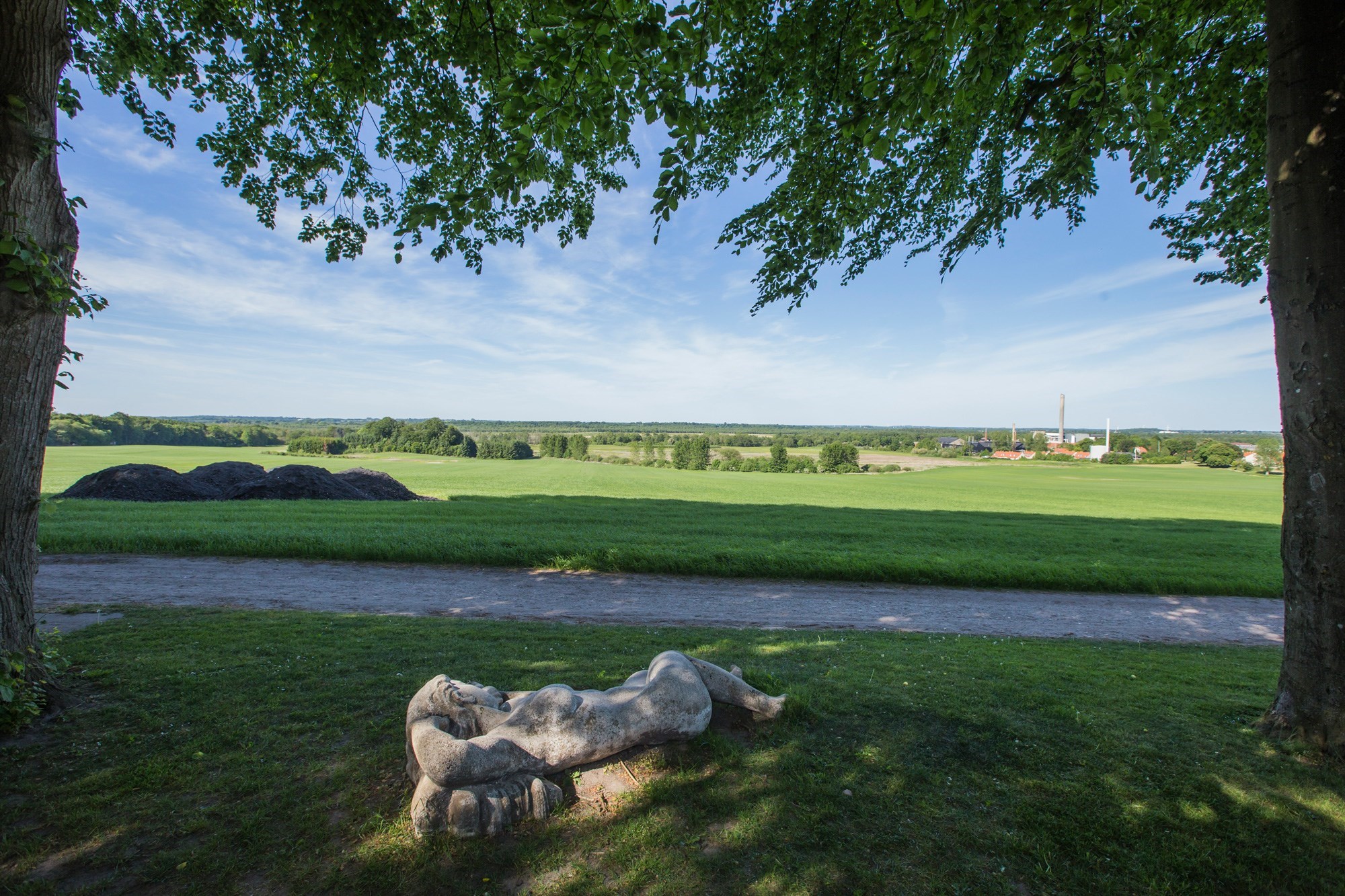 Statue af en liggende kvinde 