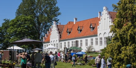 Flere besøgende til Rønnebæksholm Marked på en solskinsdag