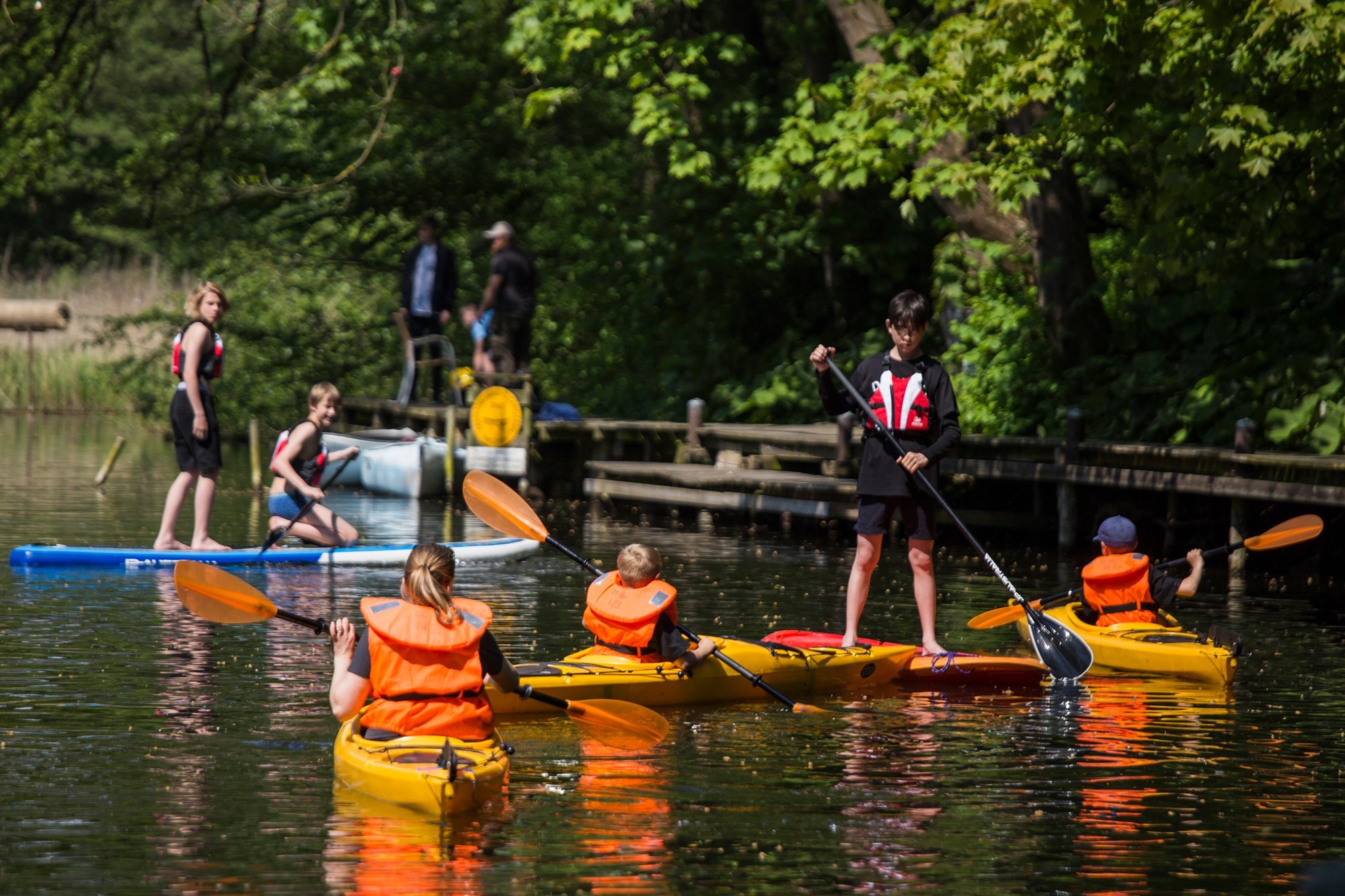 Børn sejler kajak og står på Pattleboard På Susåen i Næstved