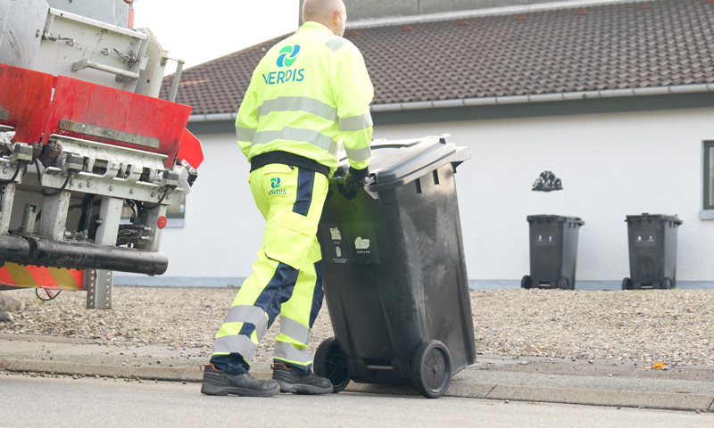 Skraldemand på arbejde