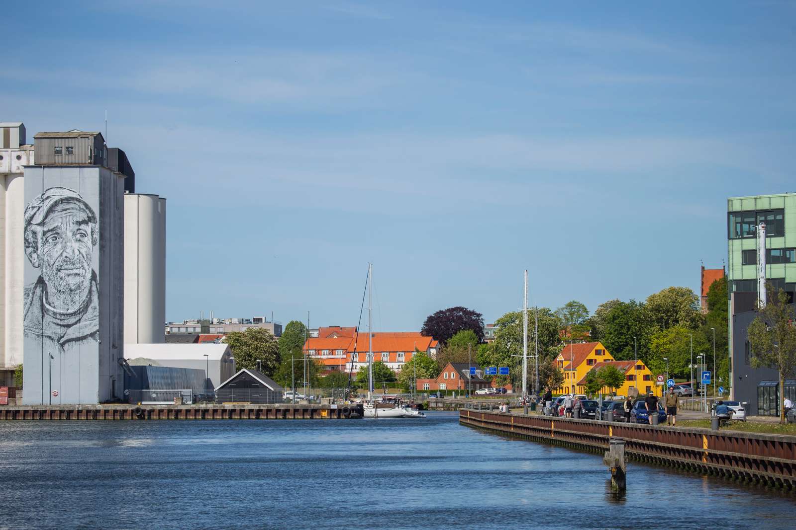Inderhavn med siloer og pakhus i solskin