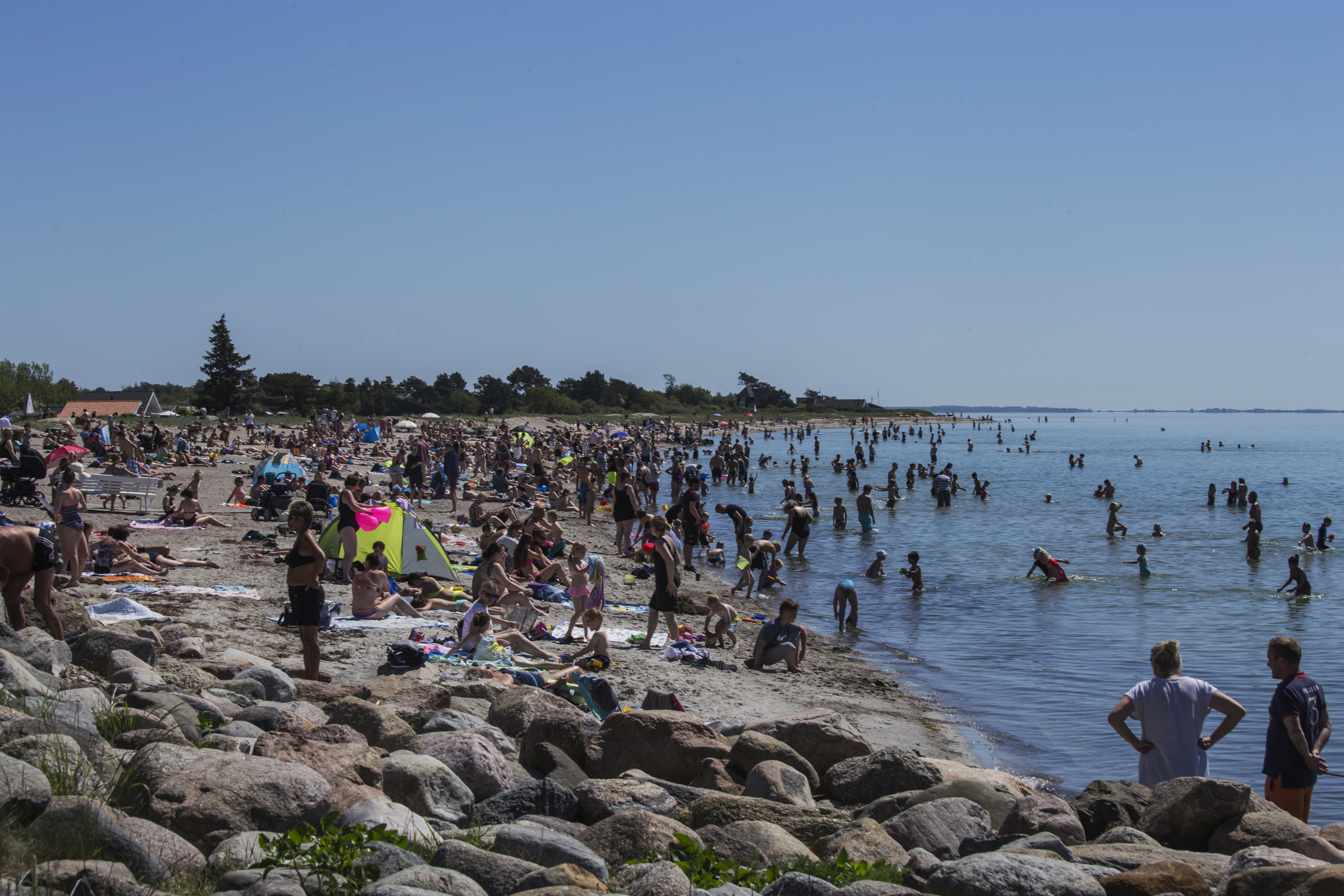 badegæster på stranden ved Enø