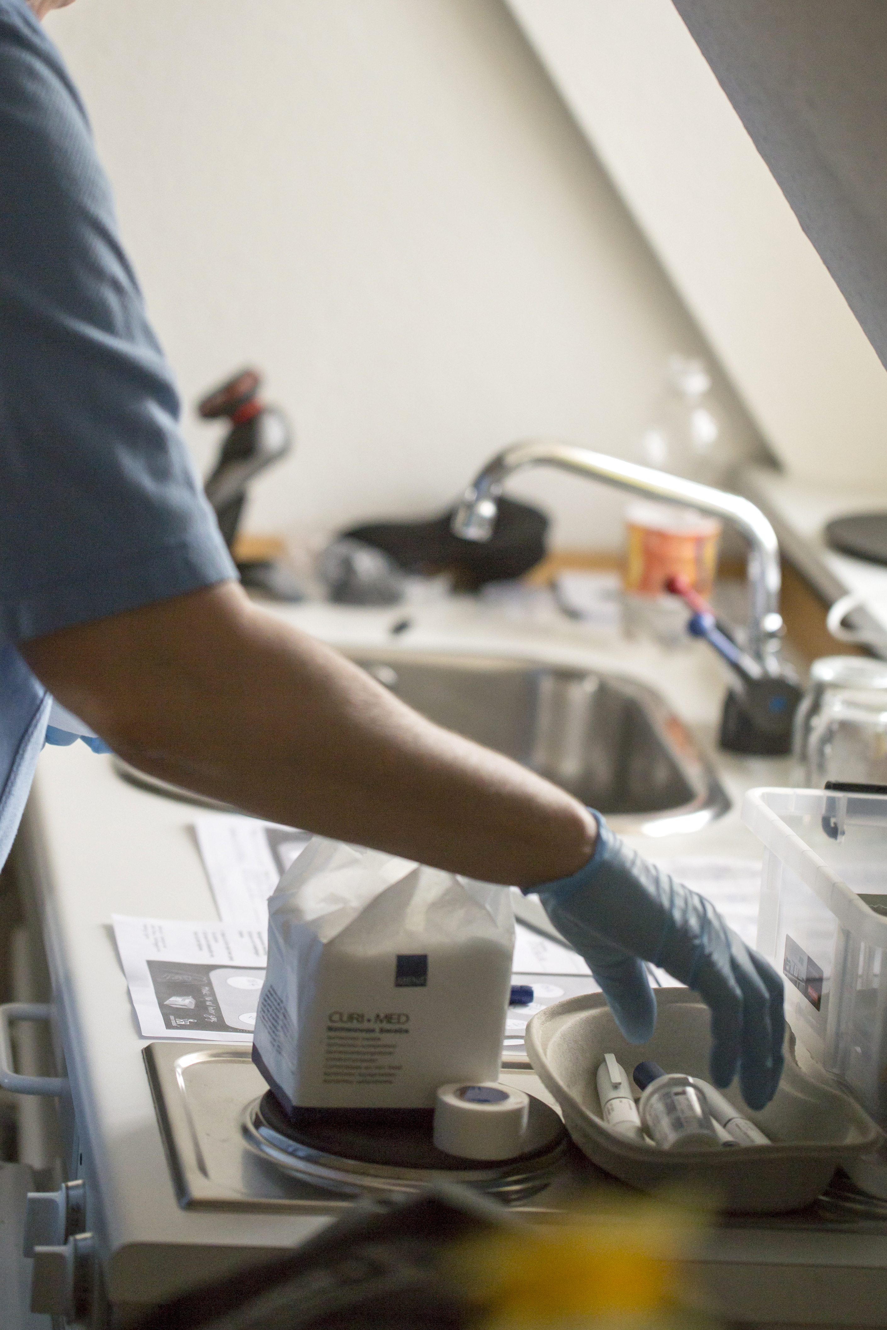 Sygeplejeske laver insulinmåling