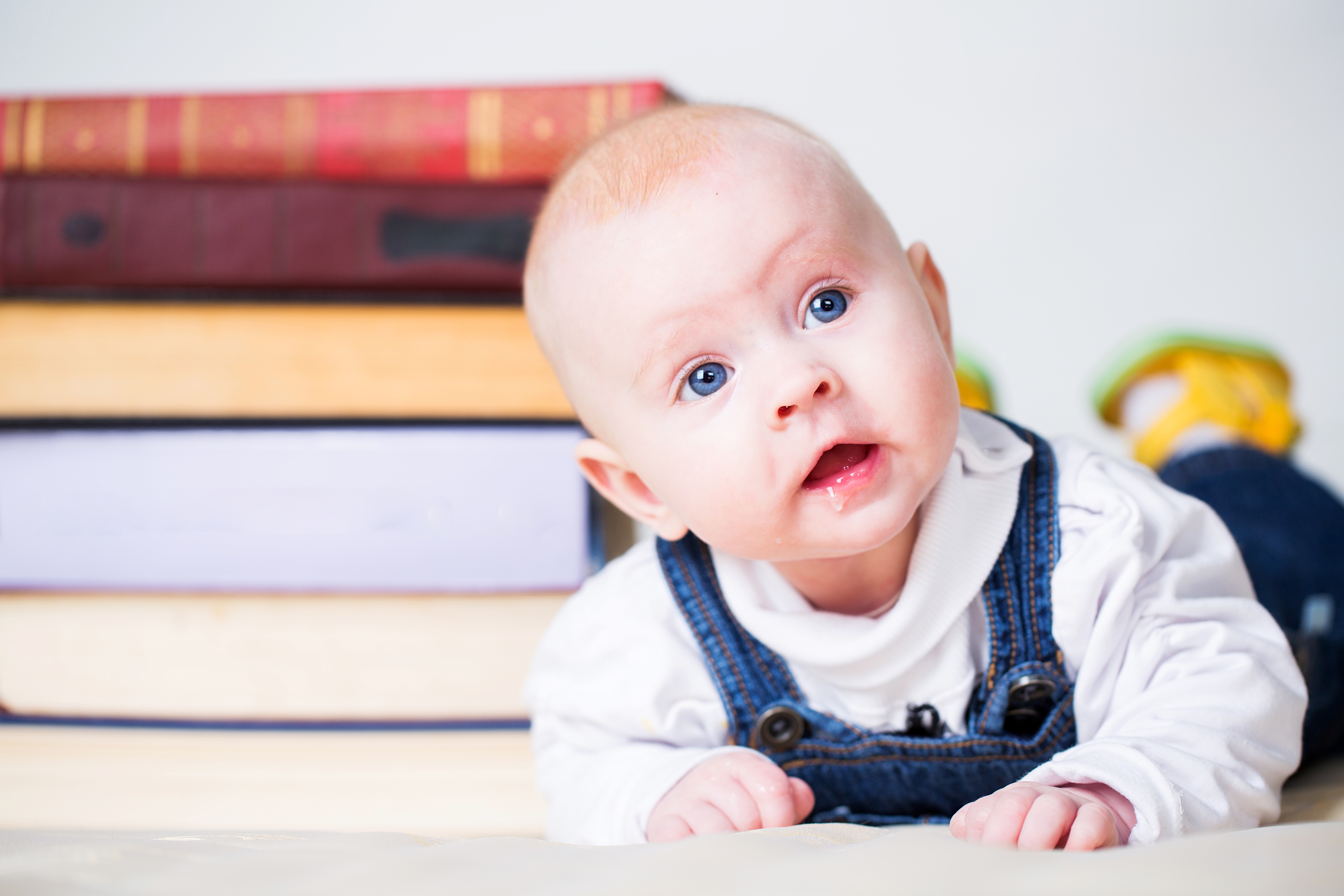 baby liggende på maven med løftet hoved