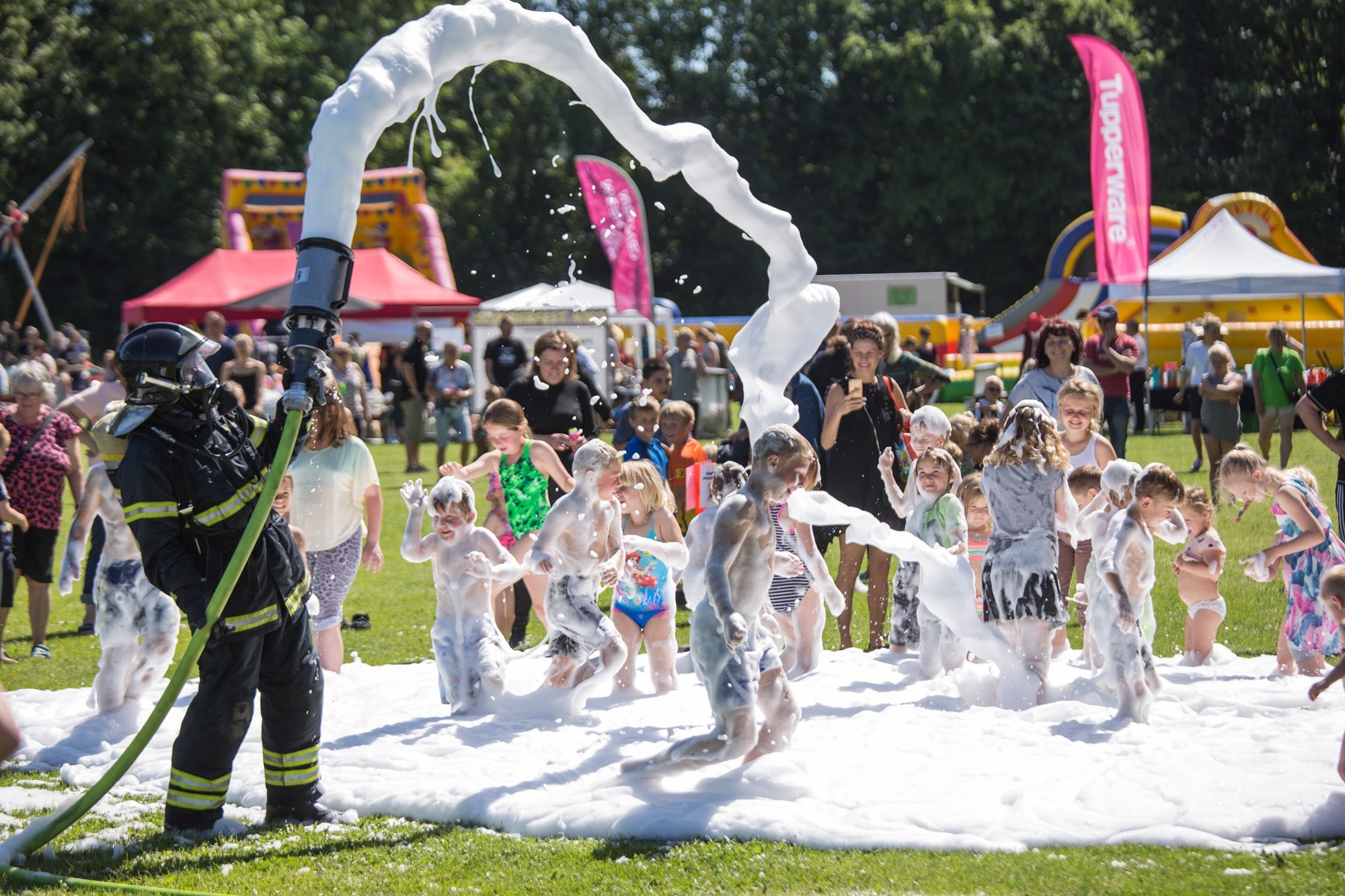 Brandmand sprøjter skum ud over børn der leger til byfest i Herlufmagle