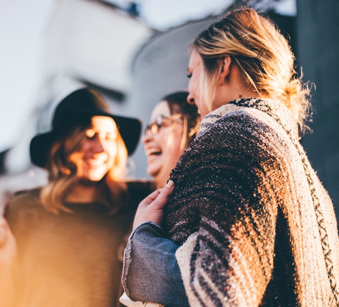 Samtale med personer i gullige farver