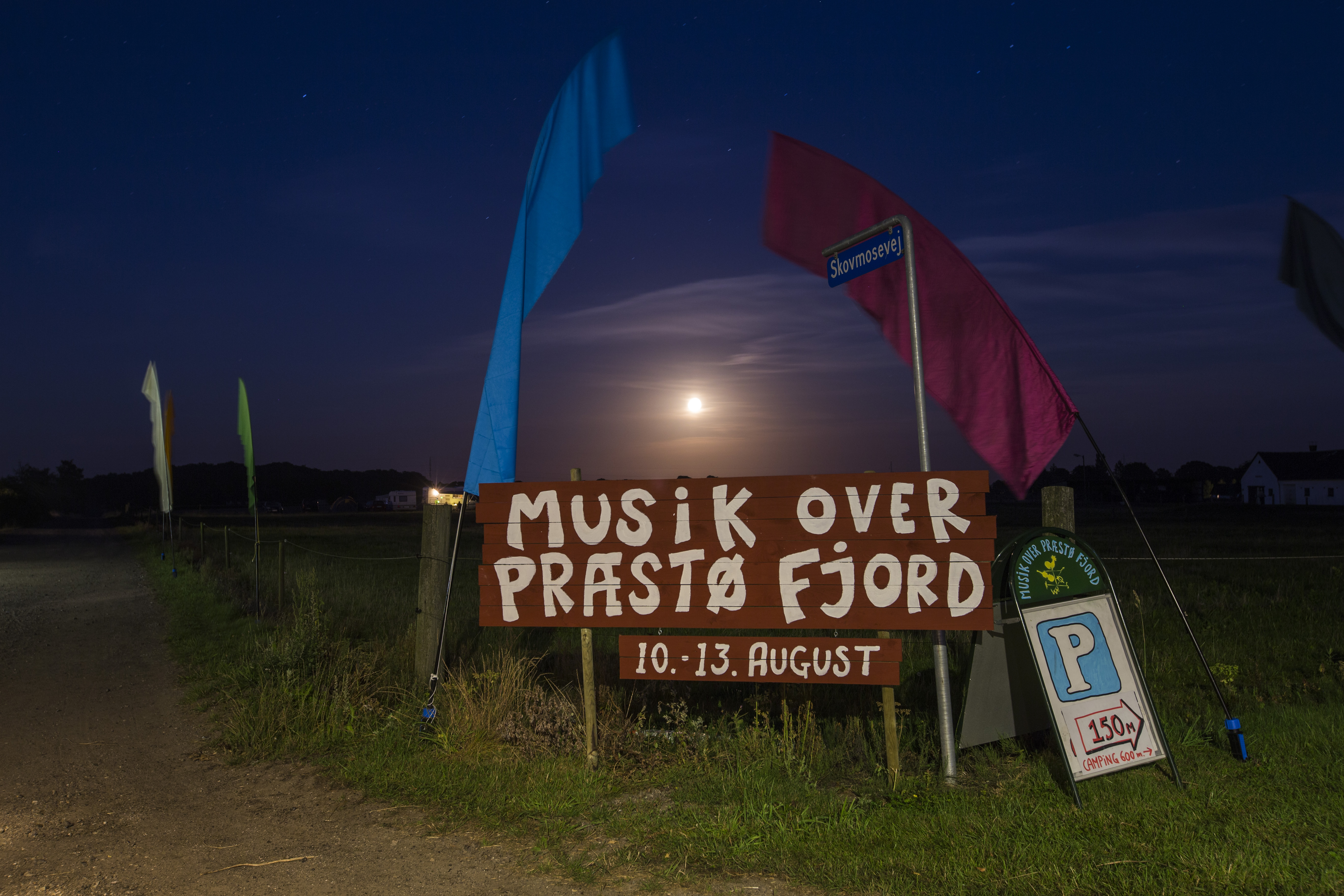 Skilt hvor der står Musik over Præst Fjord. 