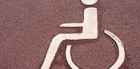 Vejtryk af kørestol på rød asfalt