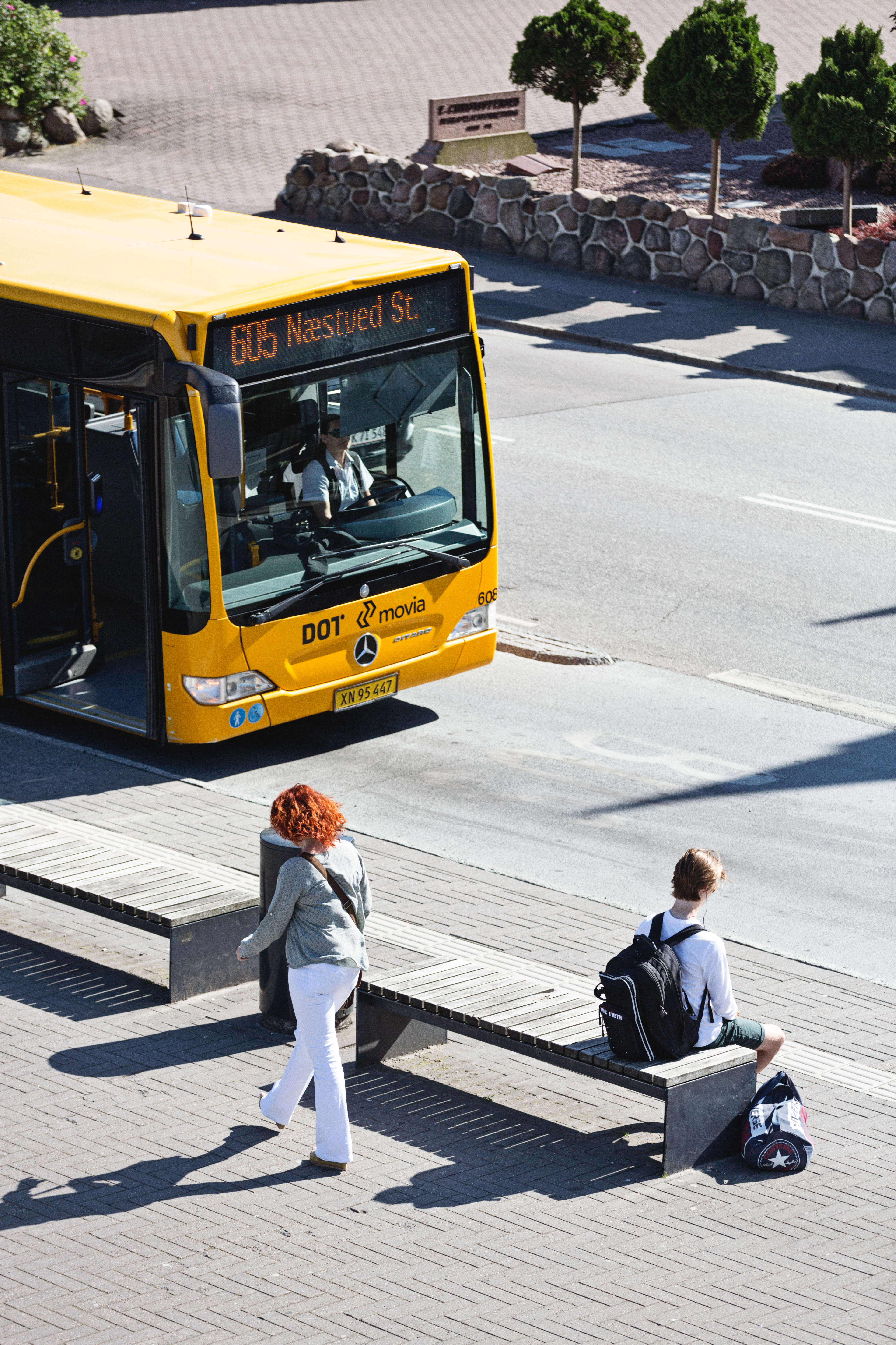 Gul movia bus og nogle fodgængere