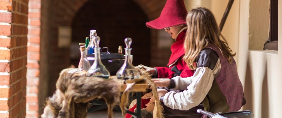 To udklædte børn Sidder Sammen