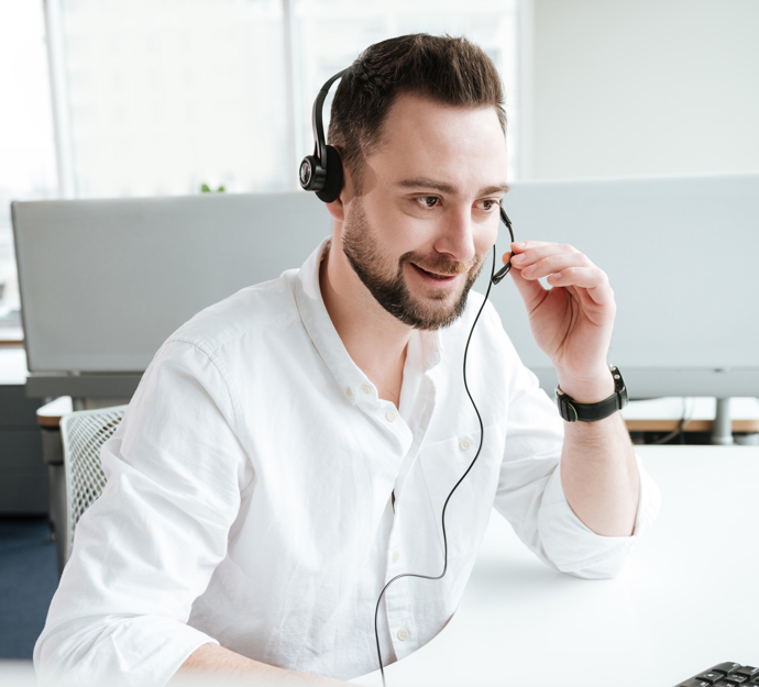 Mand, der taler i telefon via headset