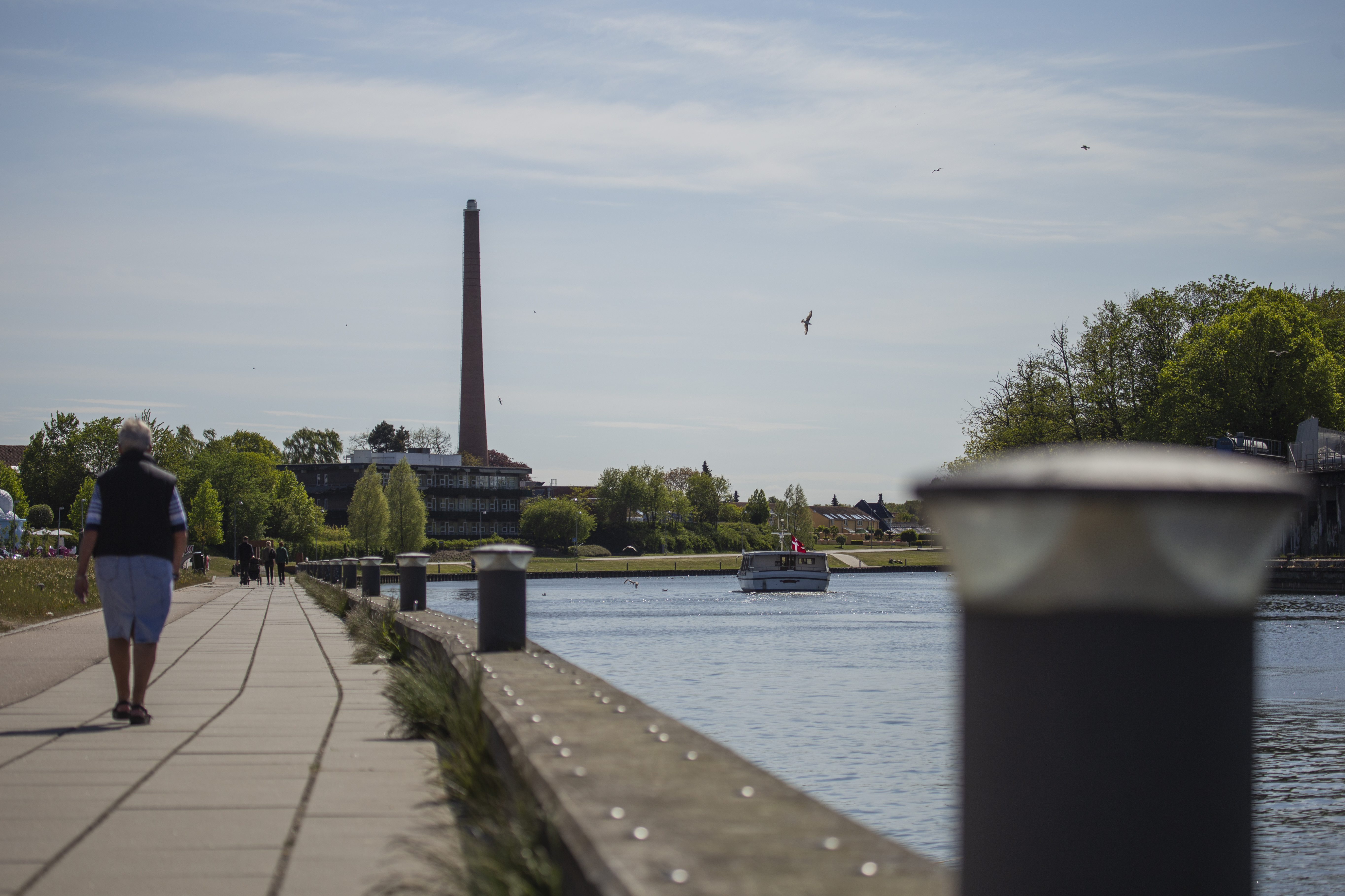 Promenaden langs kanalen i Næstved med båden Friheden