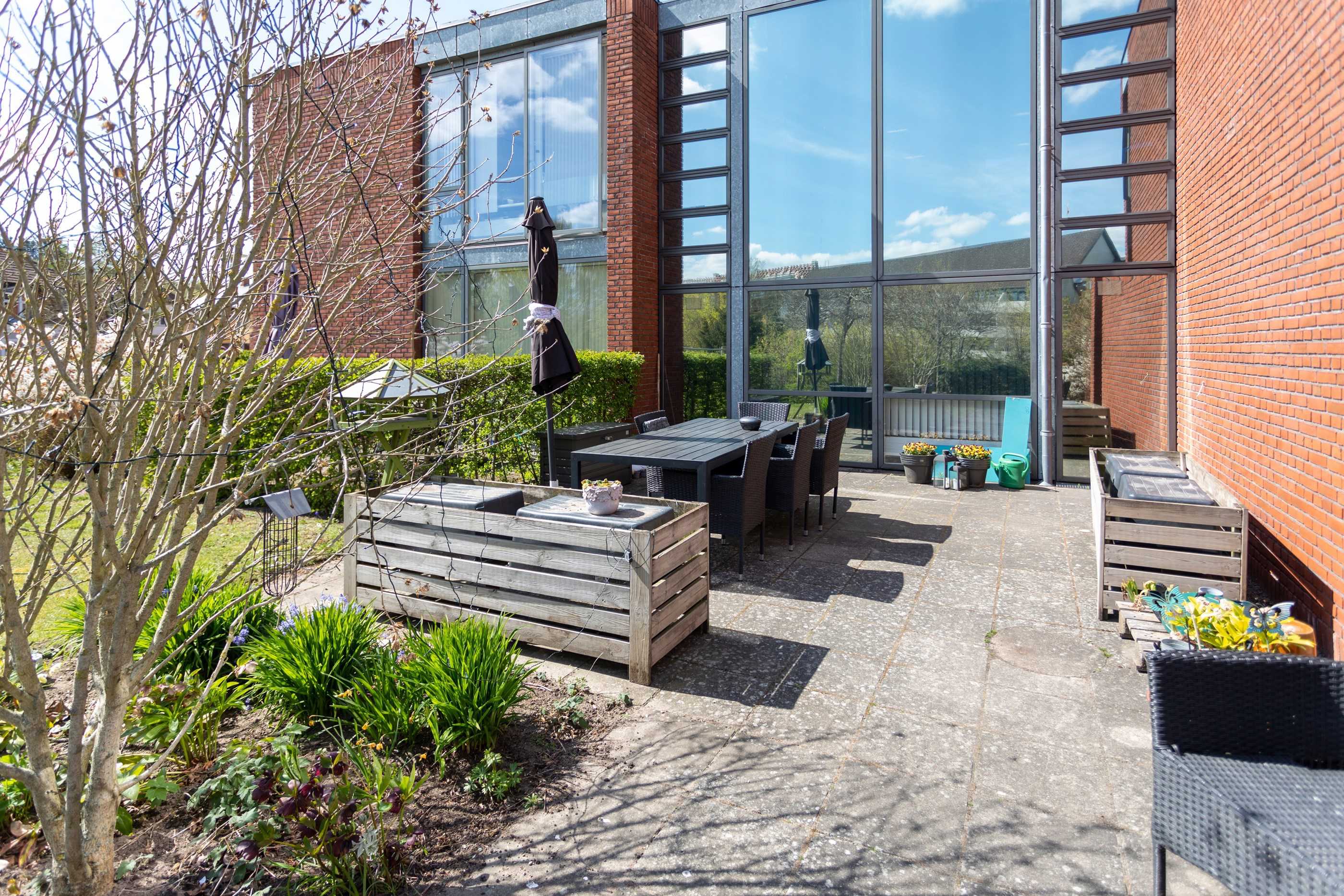 Helgesvej haven med blomsterkummer