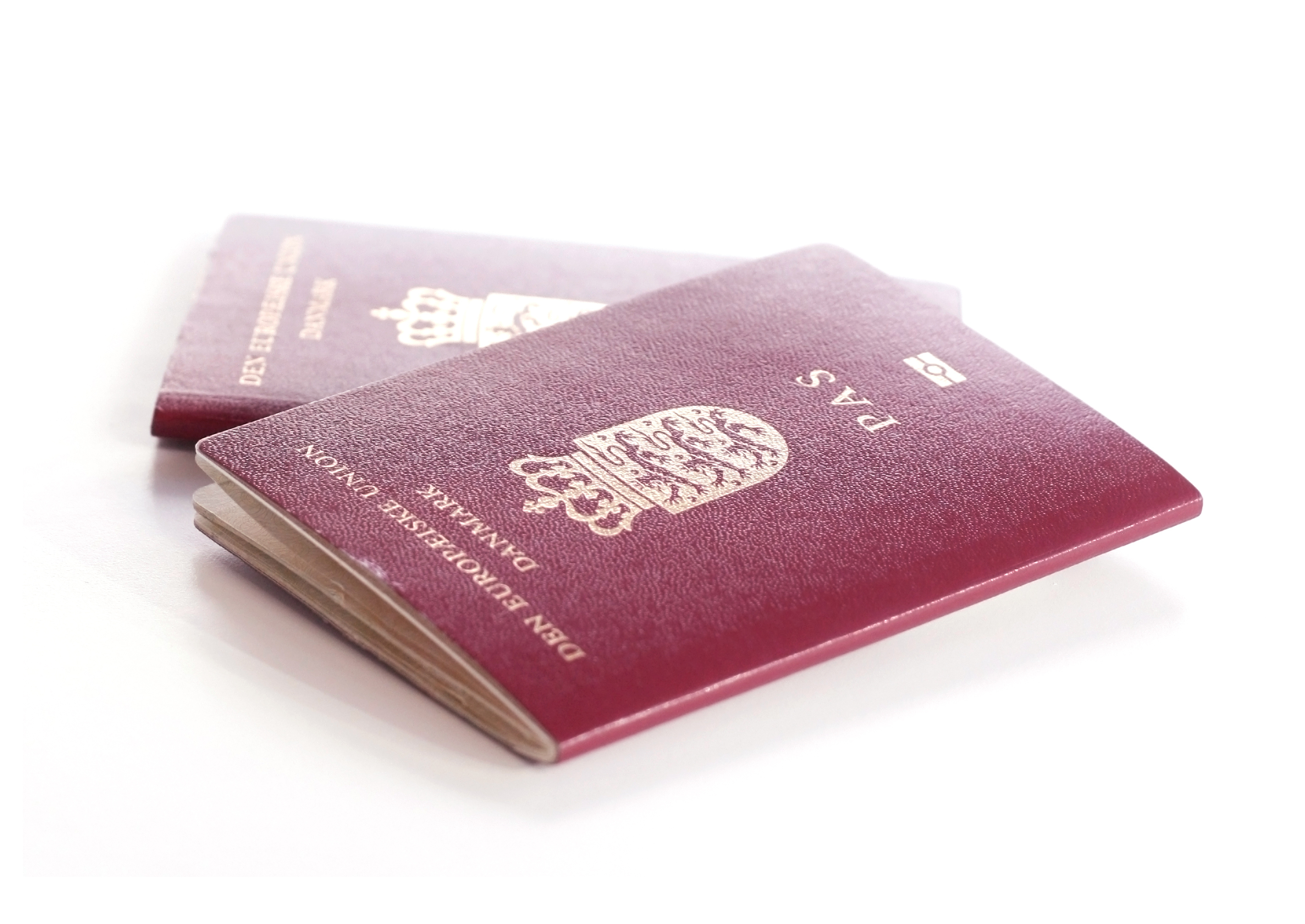 To rødbedefarvede danske pas