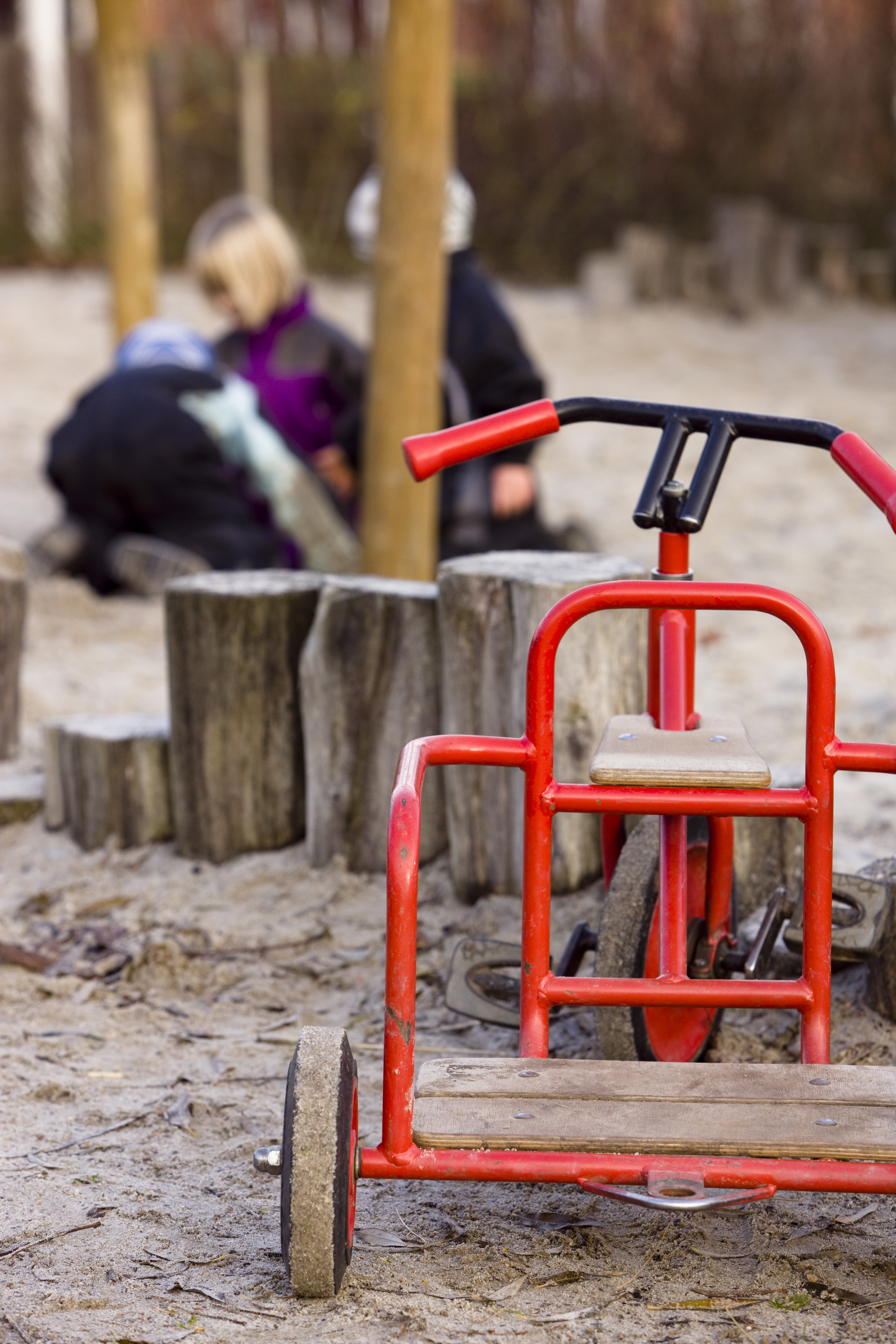 på billedet ses en tre hjulet cykel af dem vi kender fra institutioner