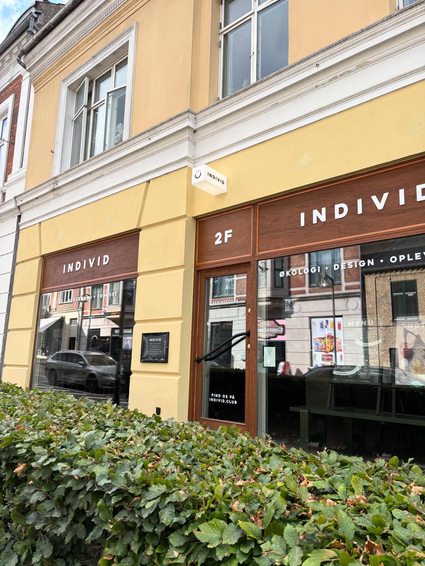 Facaden hos INDIVID, Jernbanegade 2F