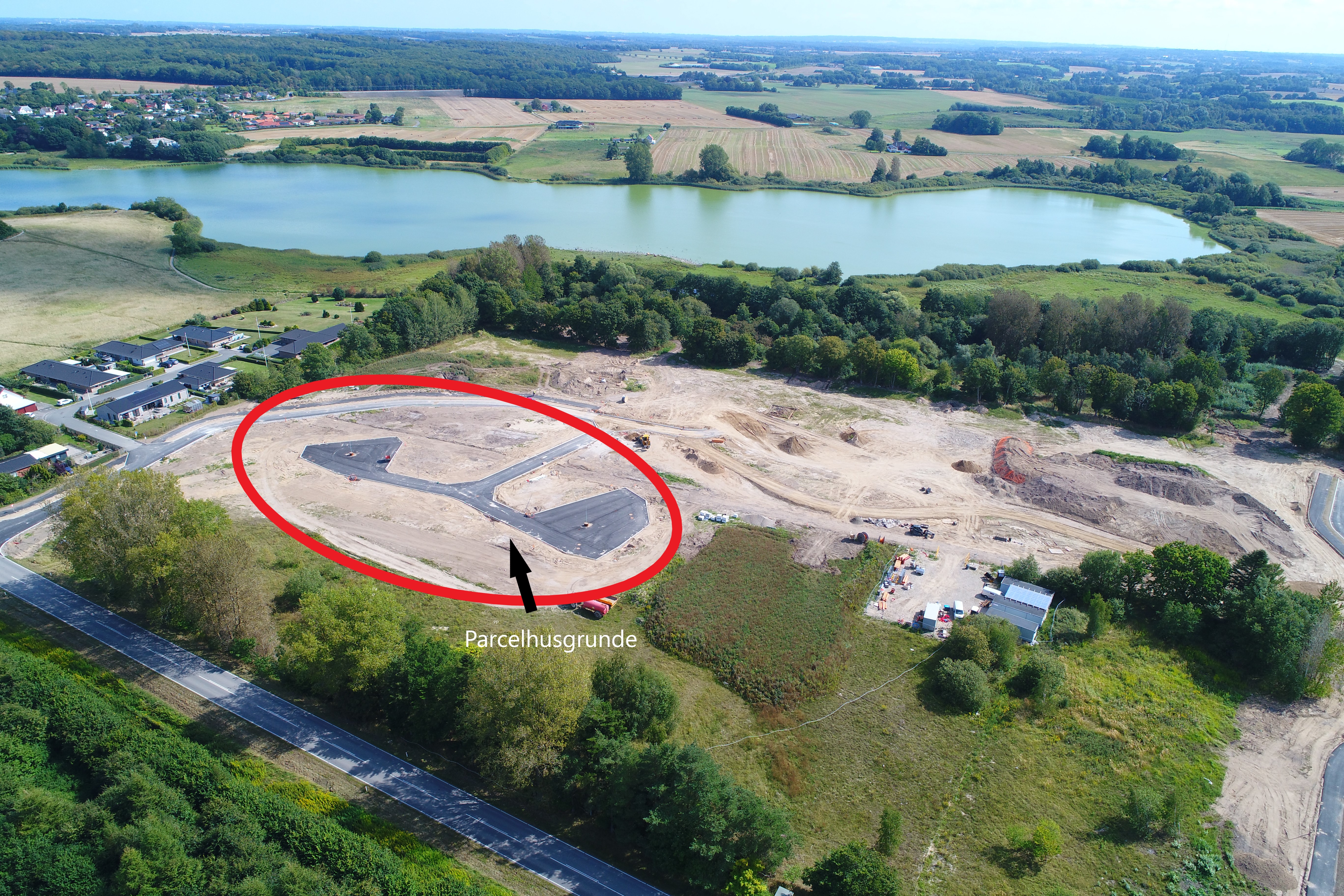 Dronefoto med markering af parcelhusområdet 