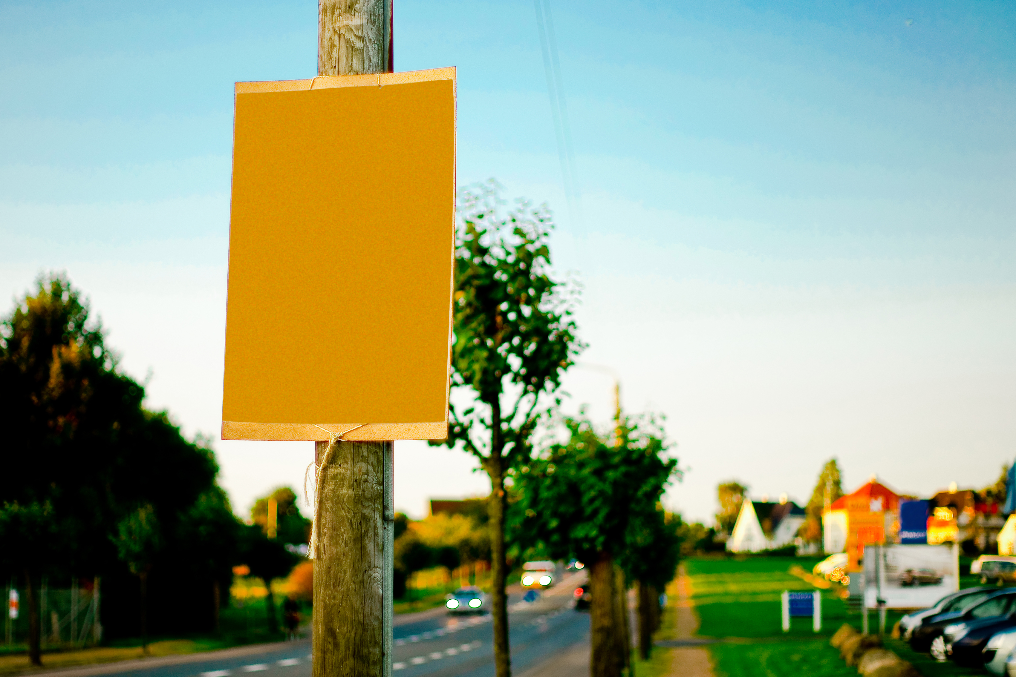 Valgplakat på stolpe ved vej