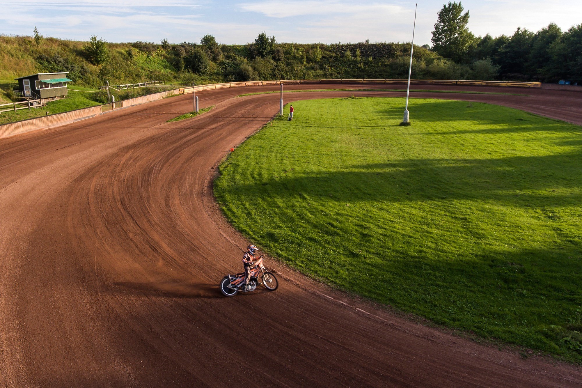 En motorcrossmaskine på motorcrossbanen