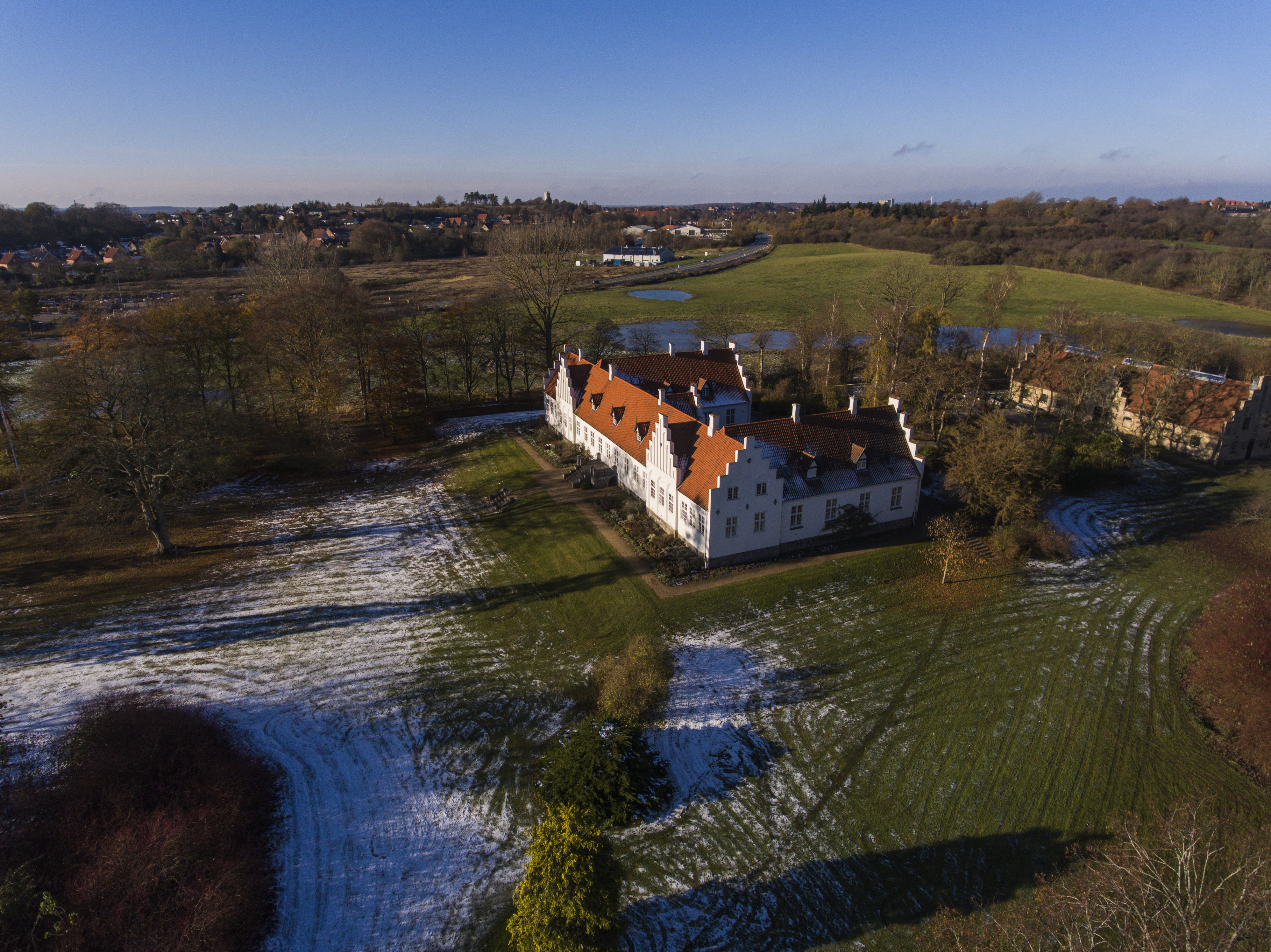 Luftfoto af herregården og kunsthallen Rønnebæksholm