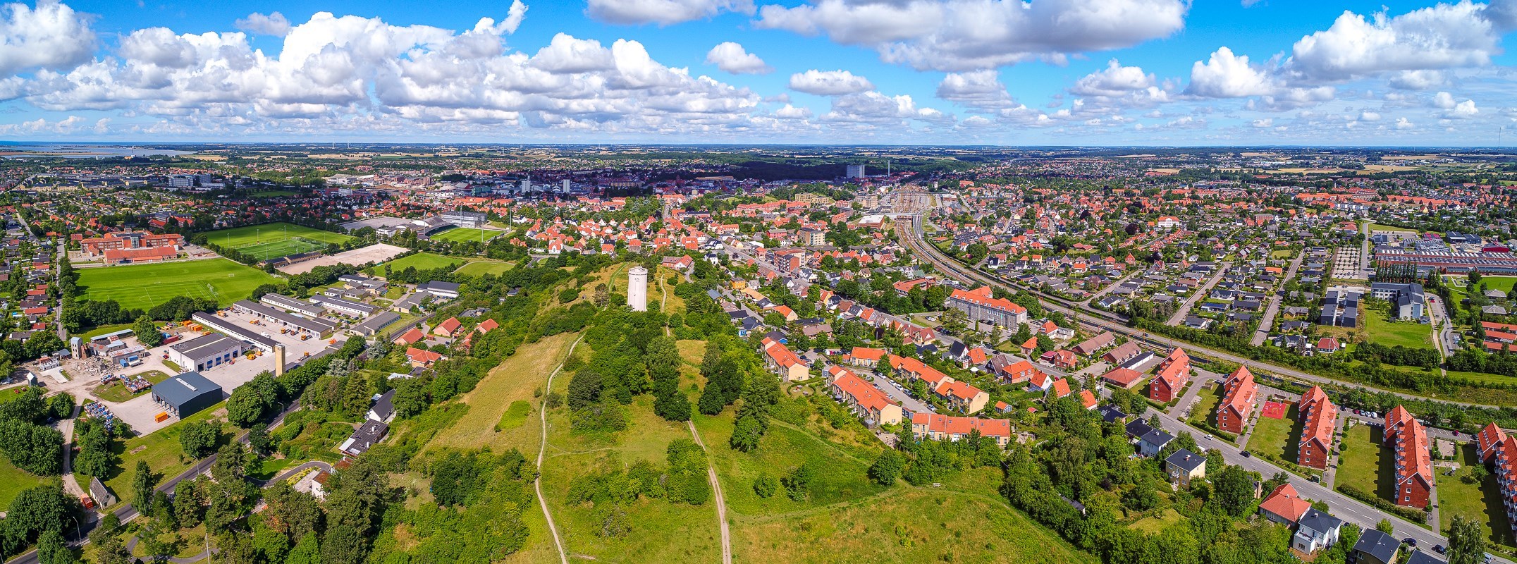 Dronefoto over byen