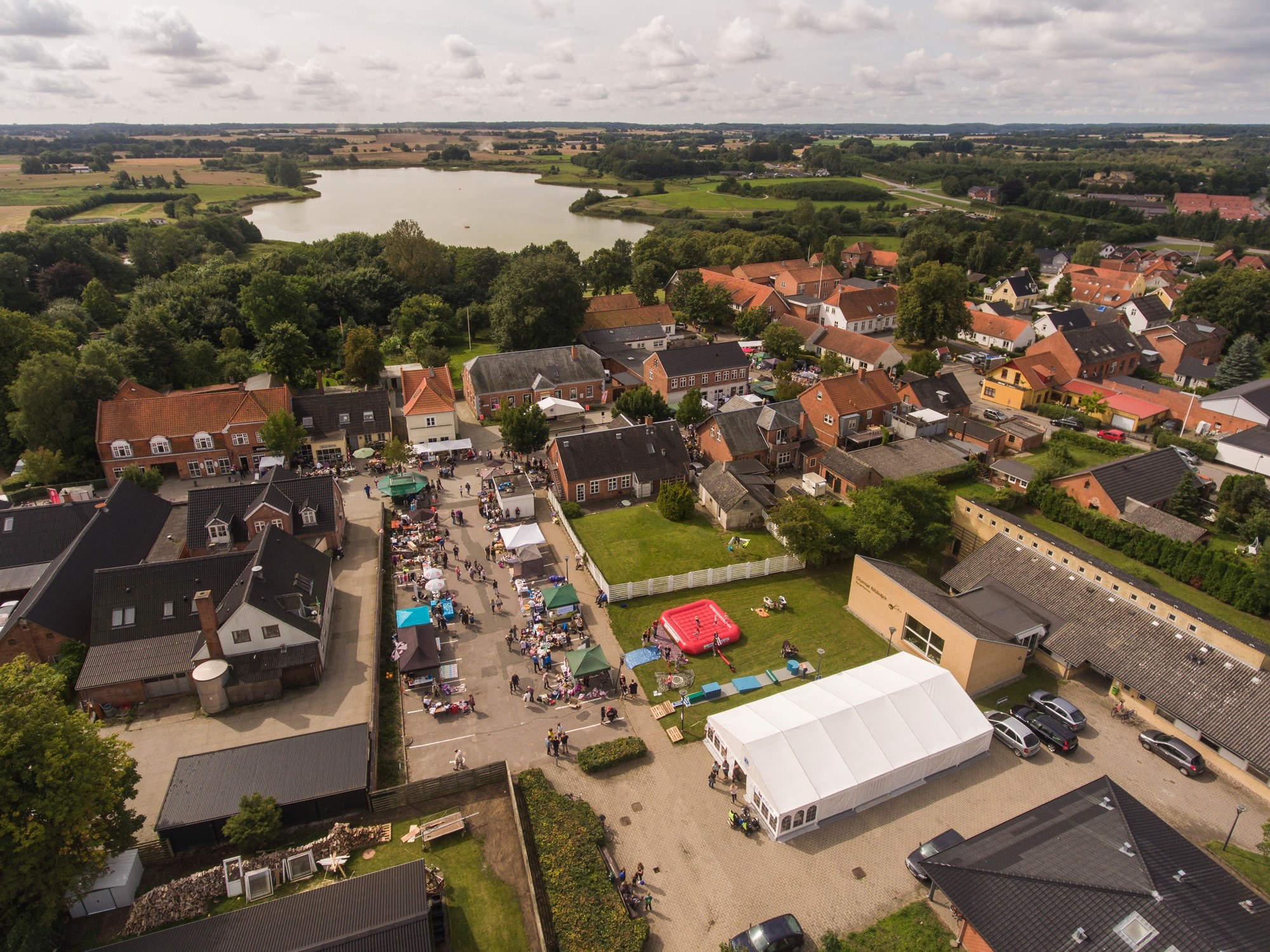 Dronefoto over Tystrup by med søen i baggrunden