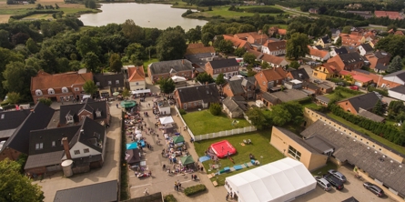 Dronefoto over Tystrup by med søen i baggrunden