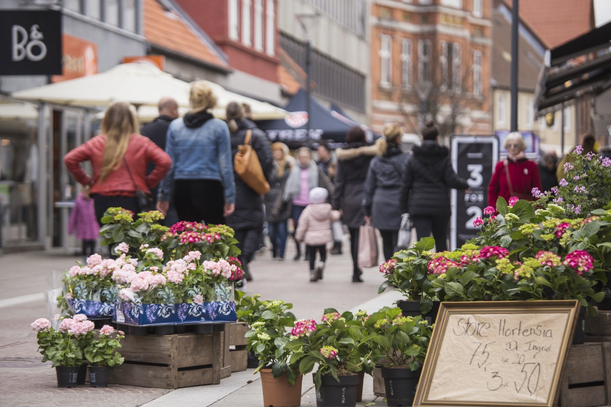 Mennesker går igennem gågaden i Næstved