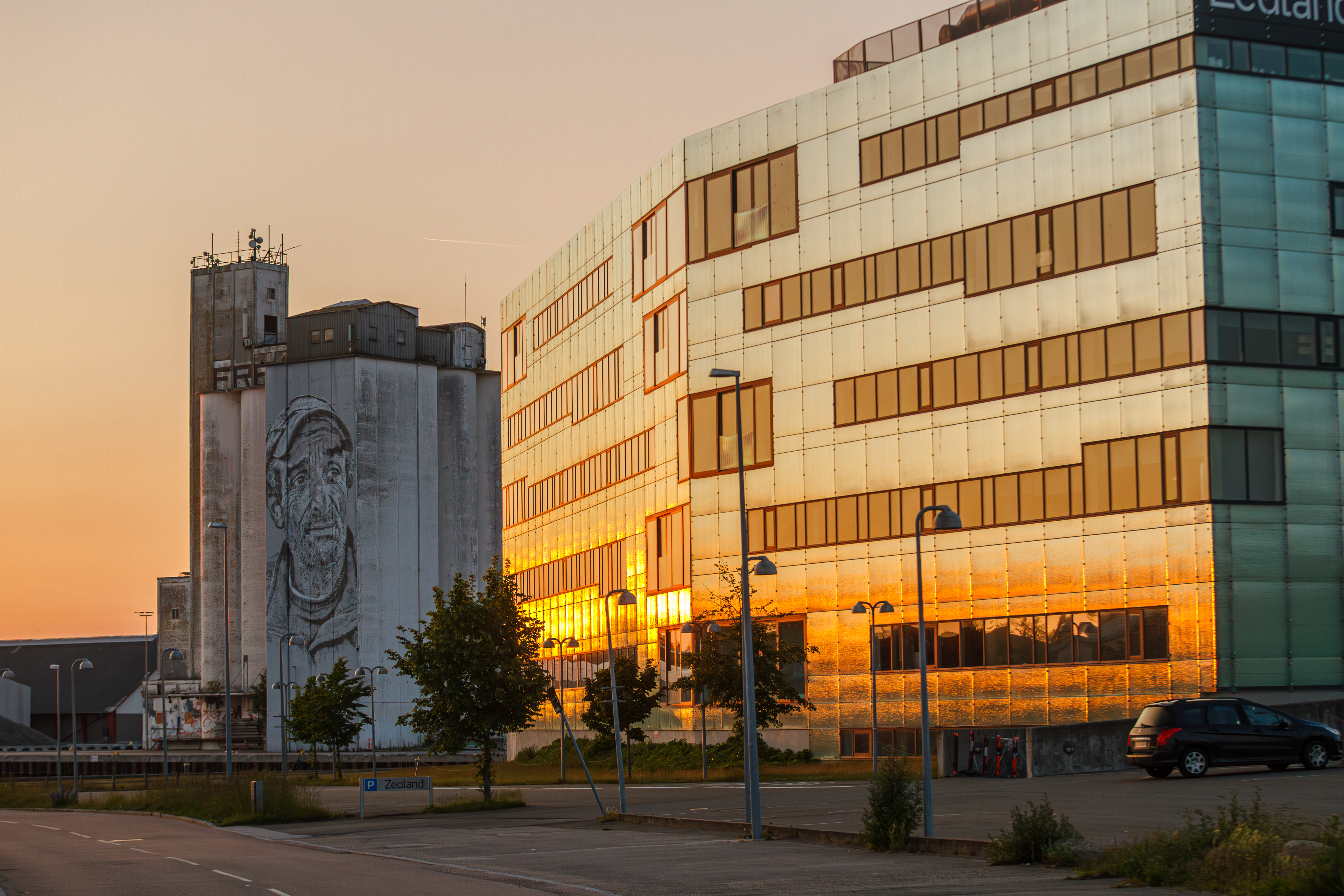 Maxbankbygningen og siloer i solnedgang