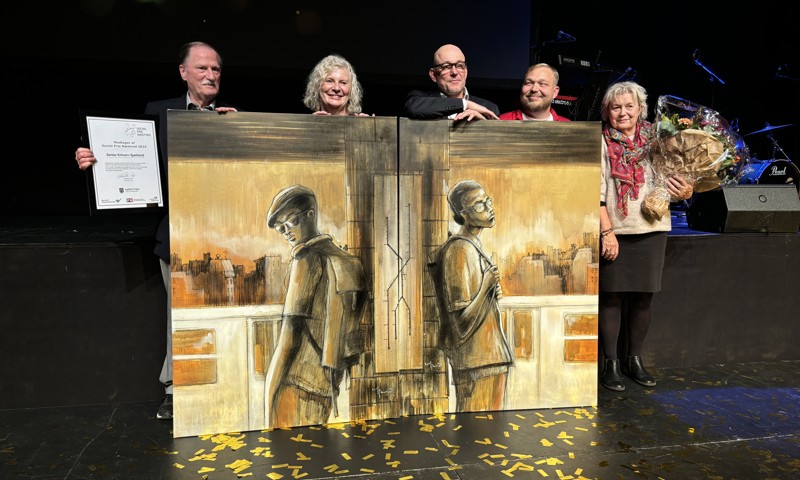 Svendstrup Efterskole og Senior Erhverv Sydsjælland modtager kunstværk lavet af den lokale kunstner, CMP One - alias Claus Michael Pedersen fra Næstved Ungdomsskole.