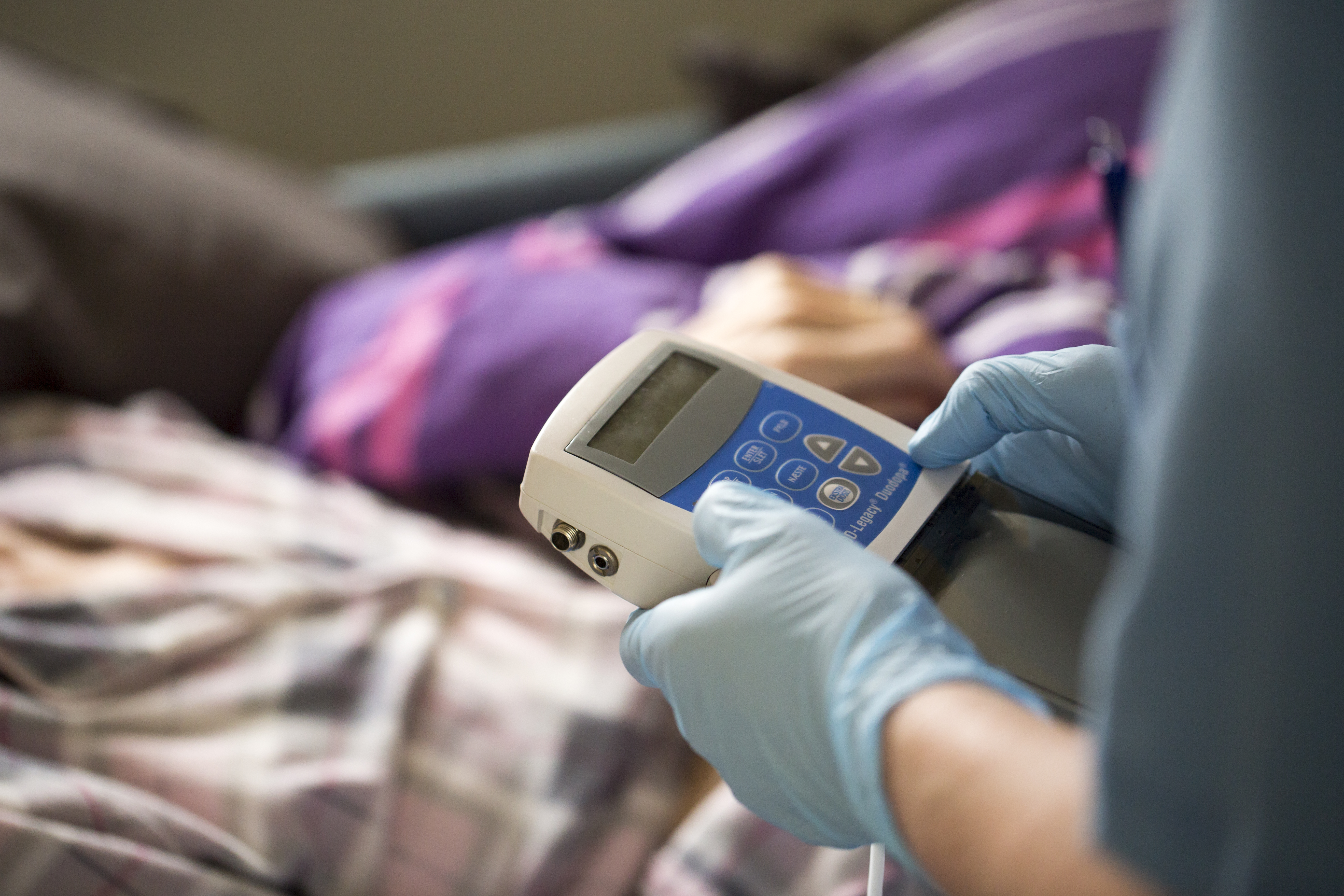 Sygeplejeske måler blodtryk