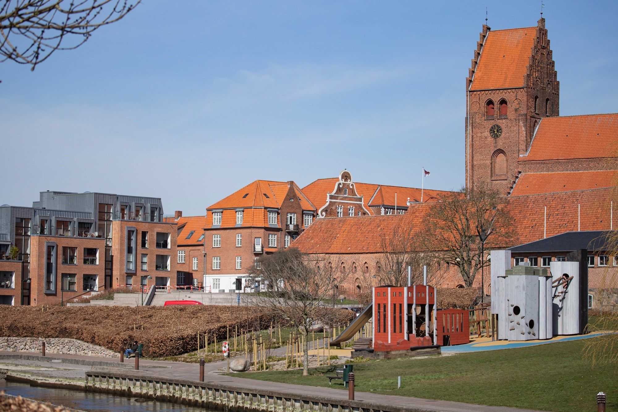 Udsigt Til Næstved Kirke med legepladsen foran