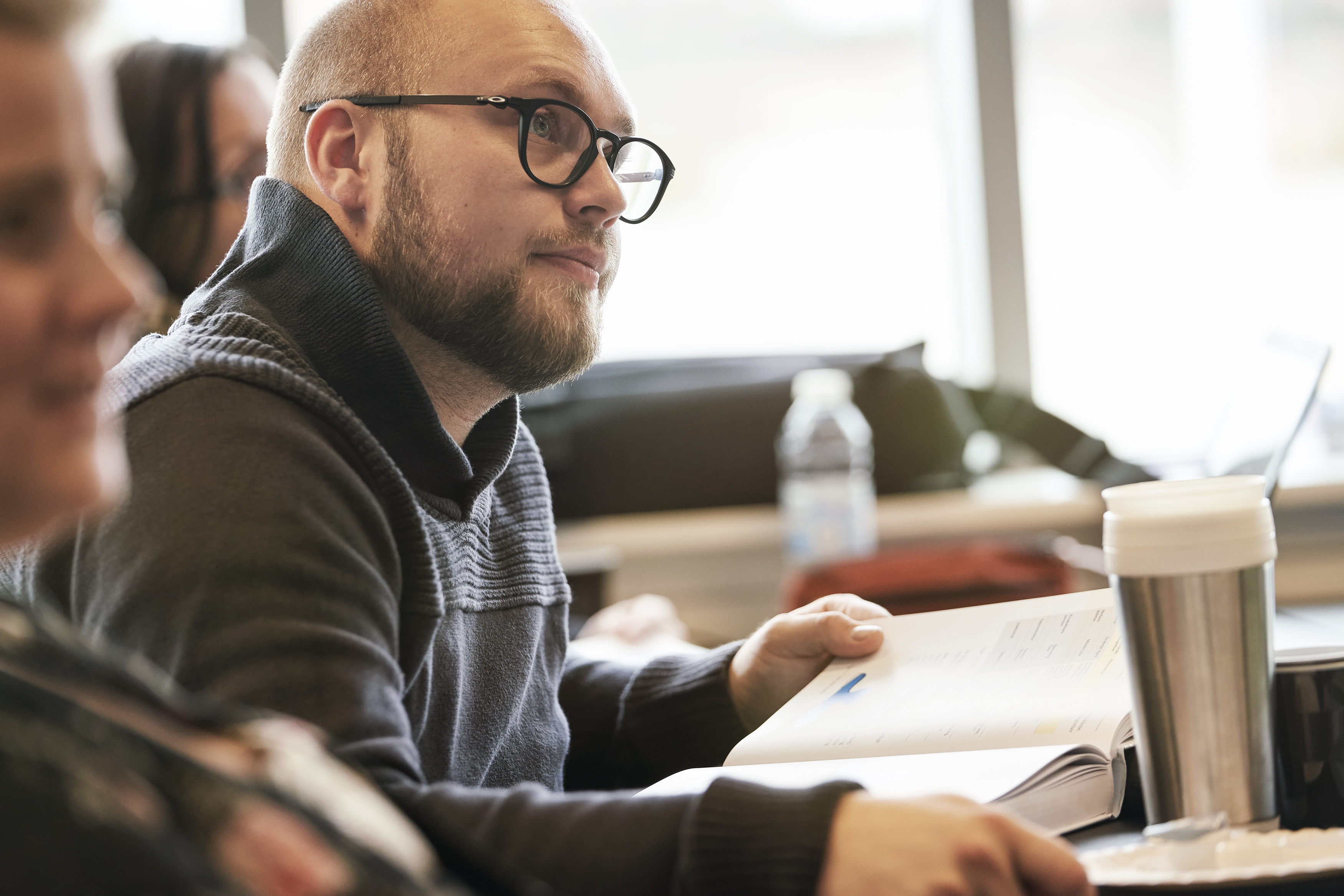 En mand til undervisning  