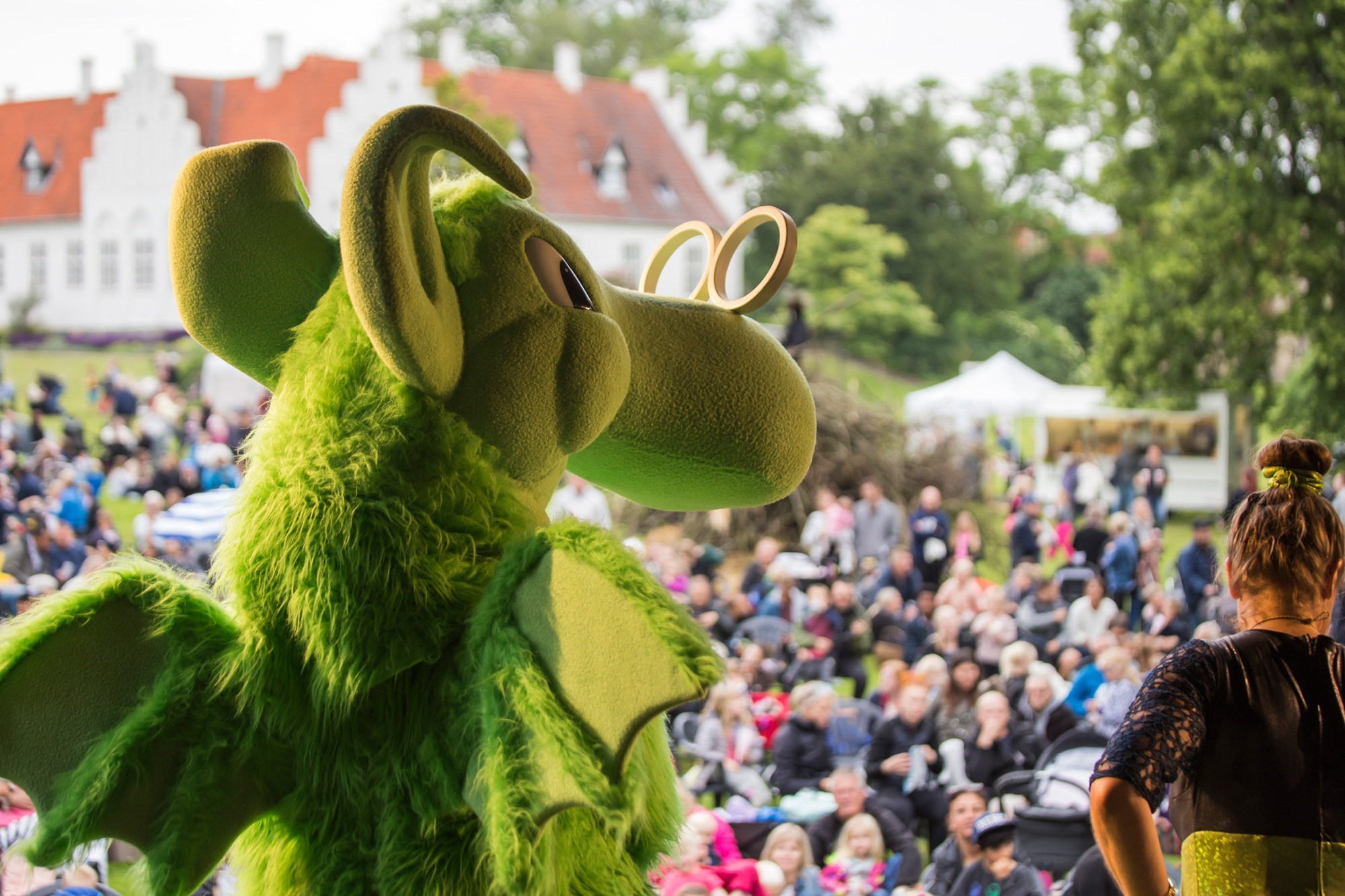 Næssie optræder foran publikum