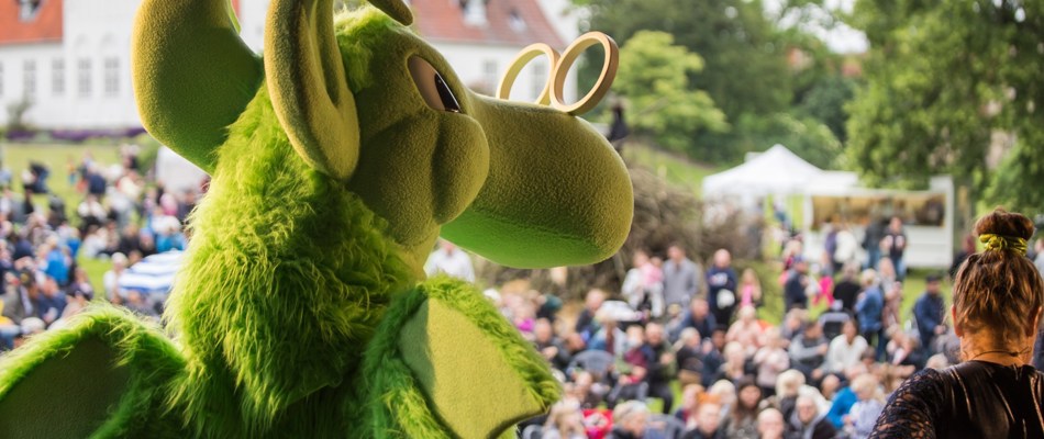 Næssie optræder foran publikum