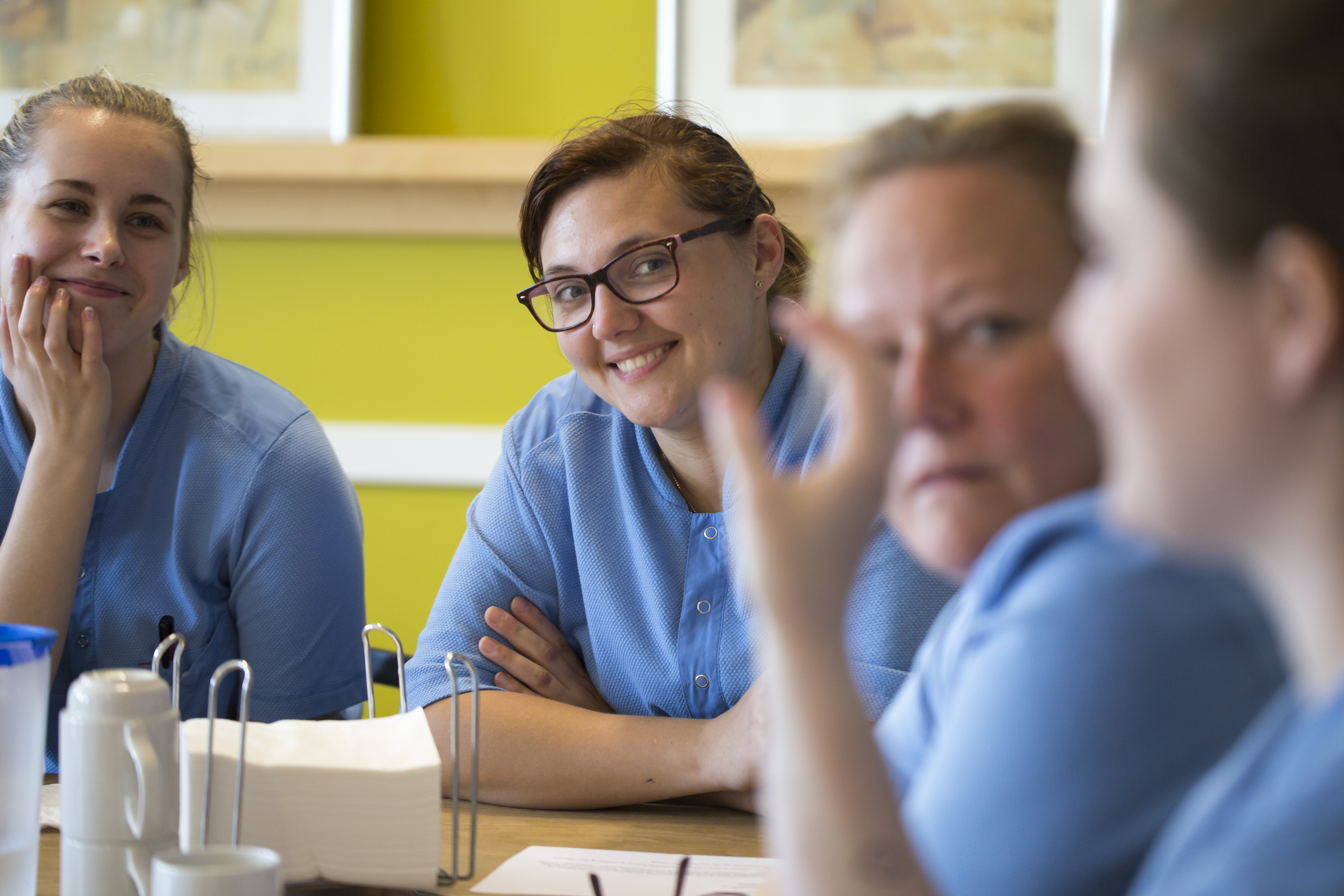 Ansatte i Næstved Kommune, der taler sammen