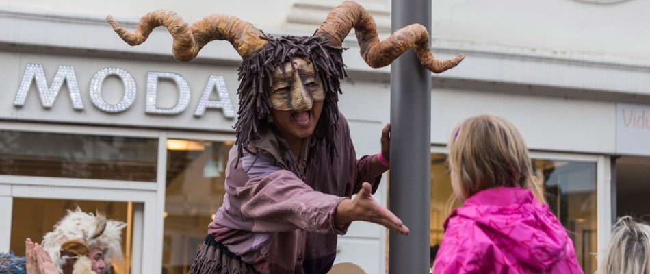 Udklædt kvinde med maske rækker Ud Til Barn