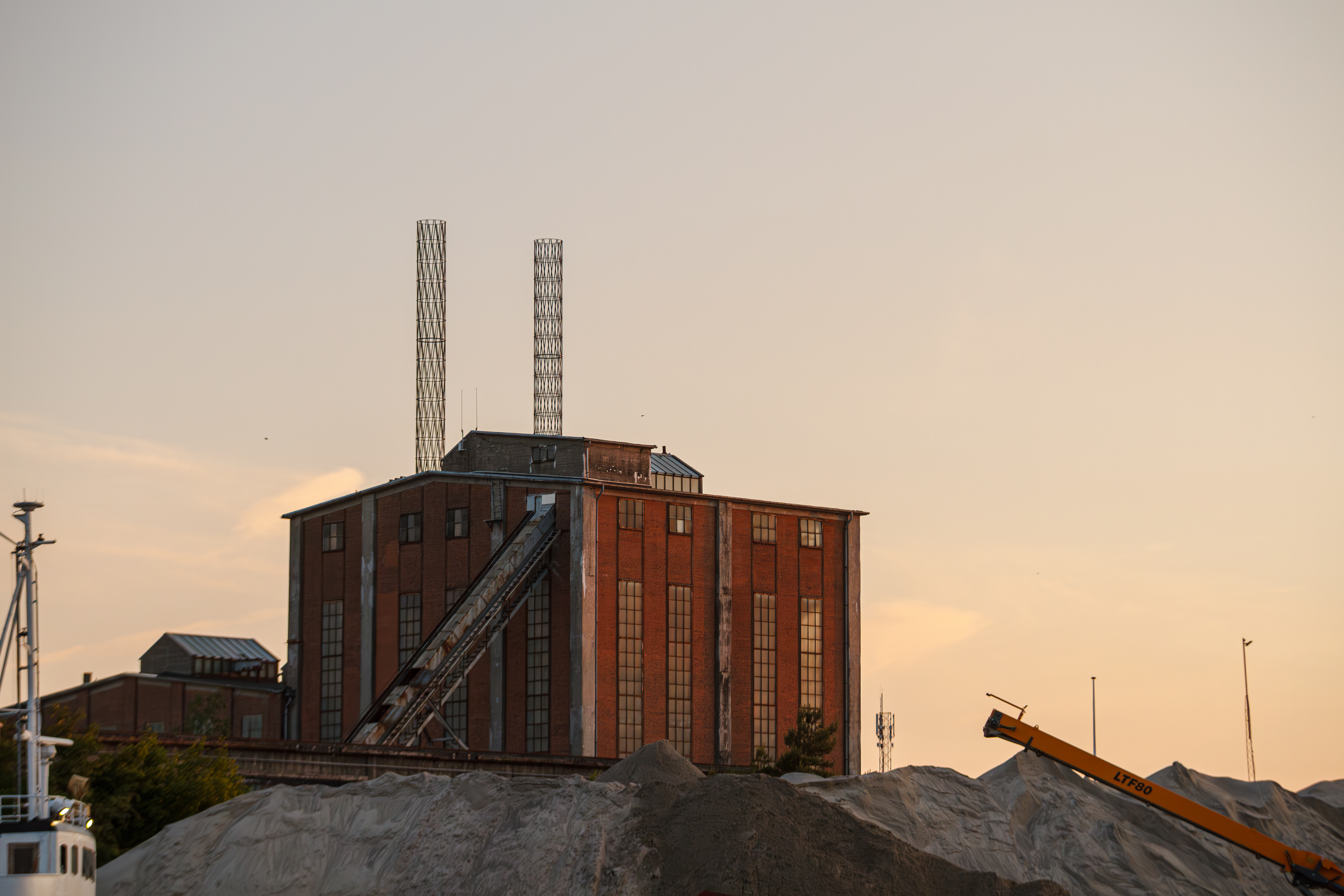 Maglemølle med sliske i skumring