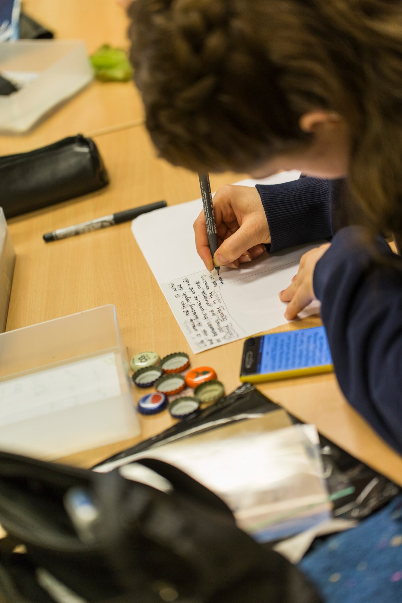 En dreng er i færd med at løse en skoleopgave 