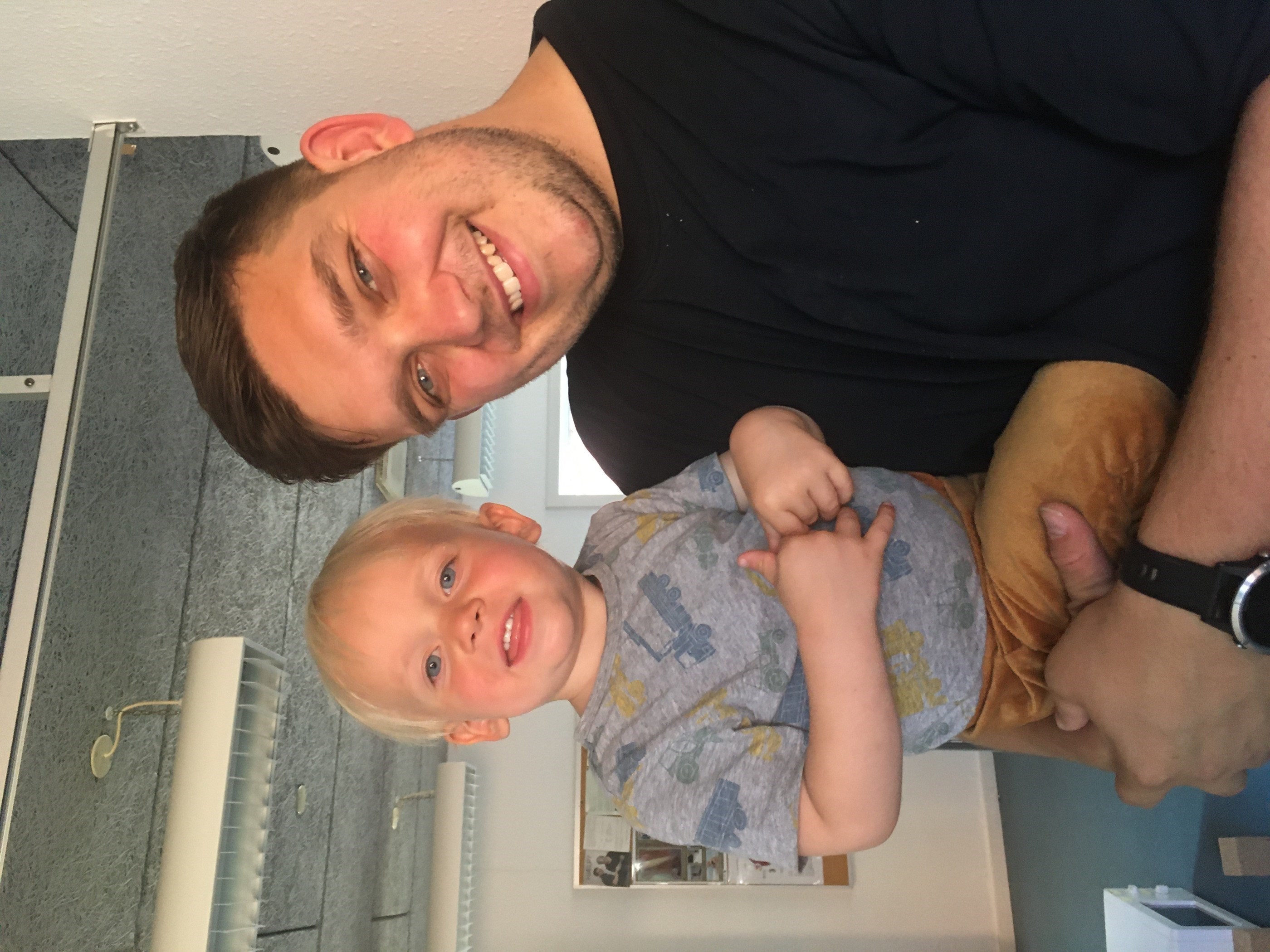 Far med søn i legestue