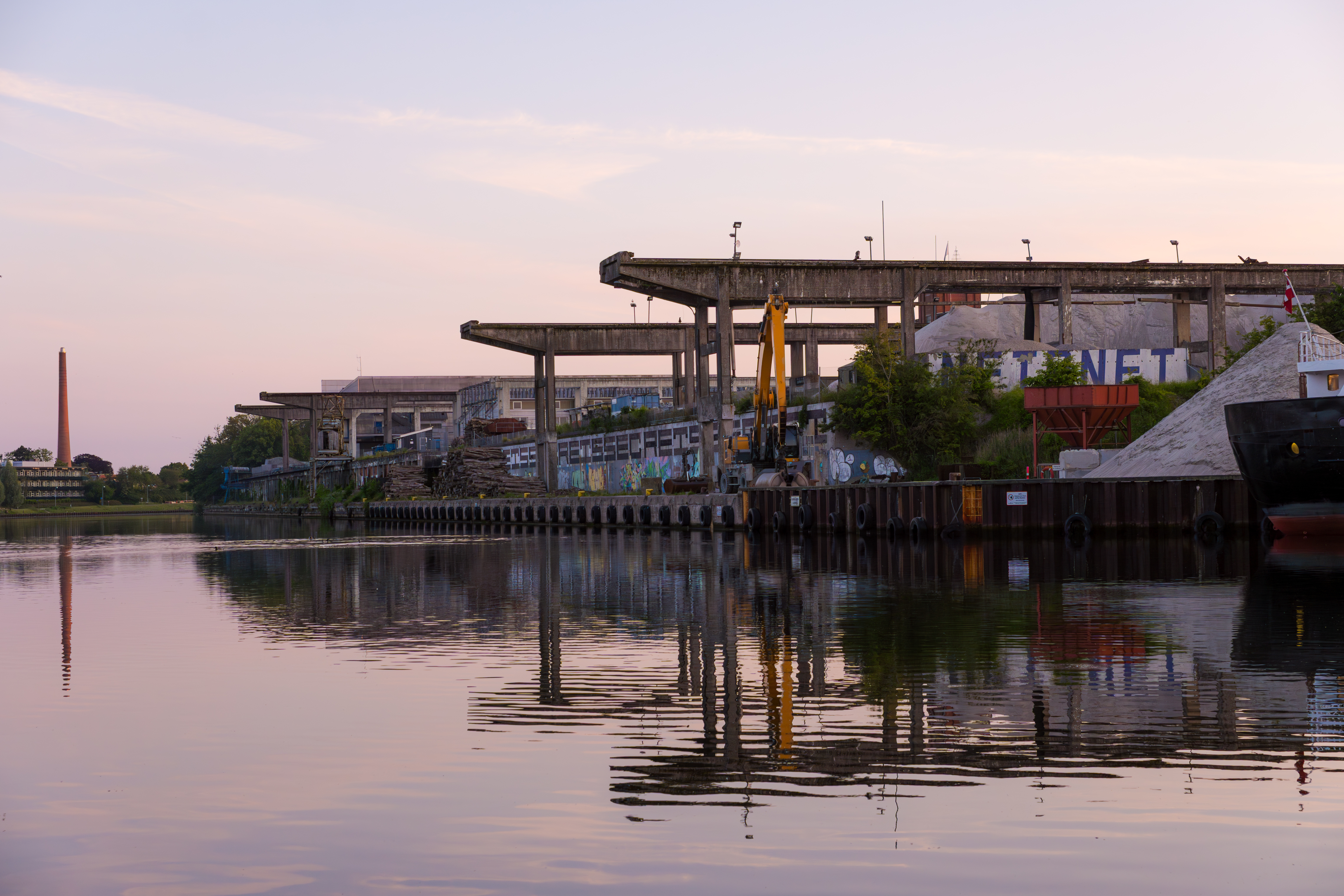 Kraner i skumring i Næstved Havn