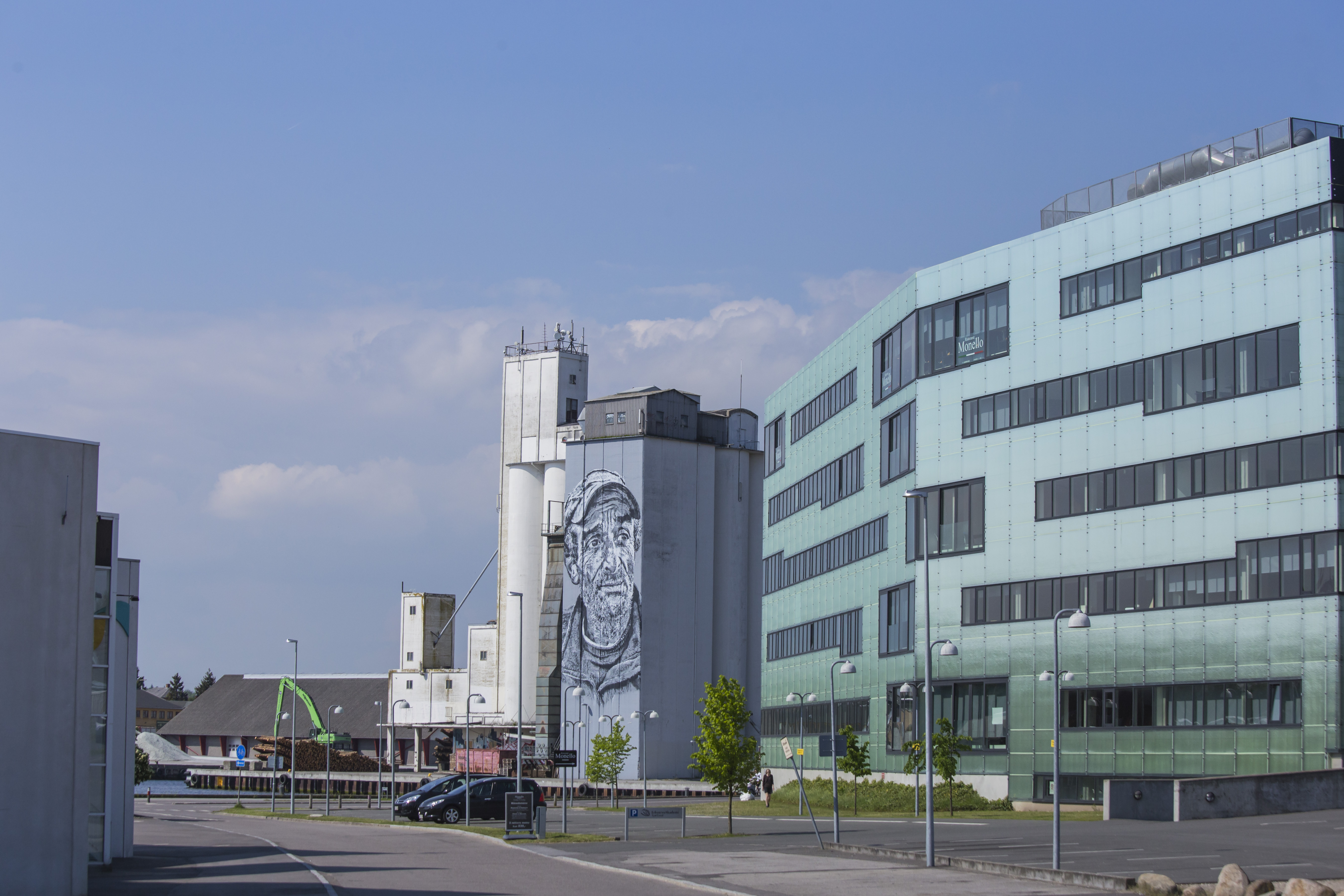 Maxbank-bygningen i Næstved med siloer i baggrunden