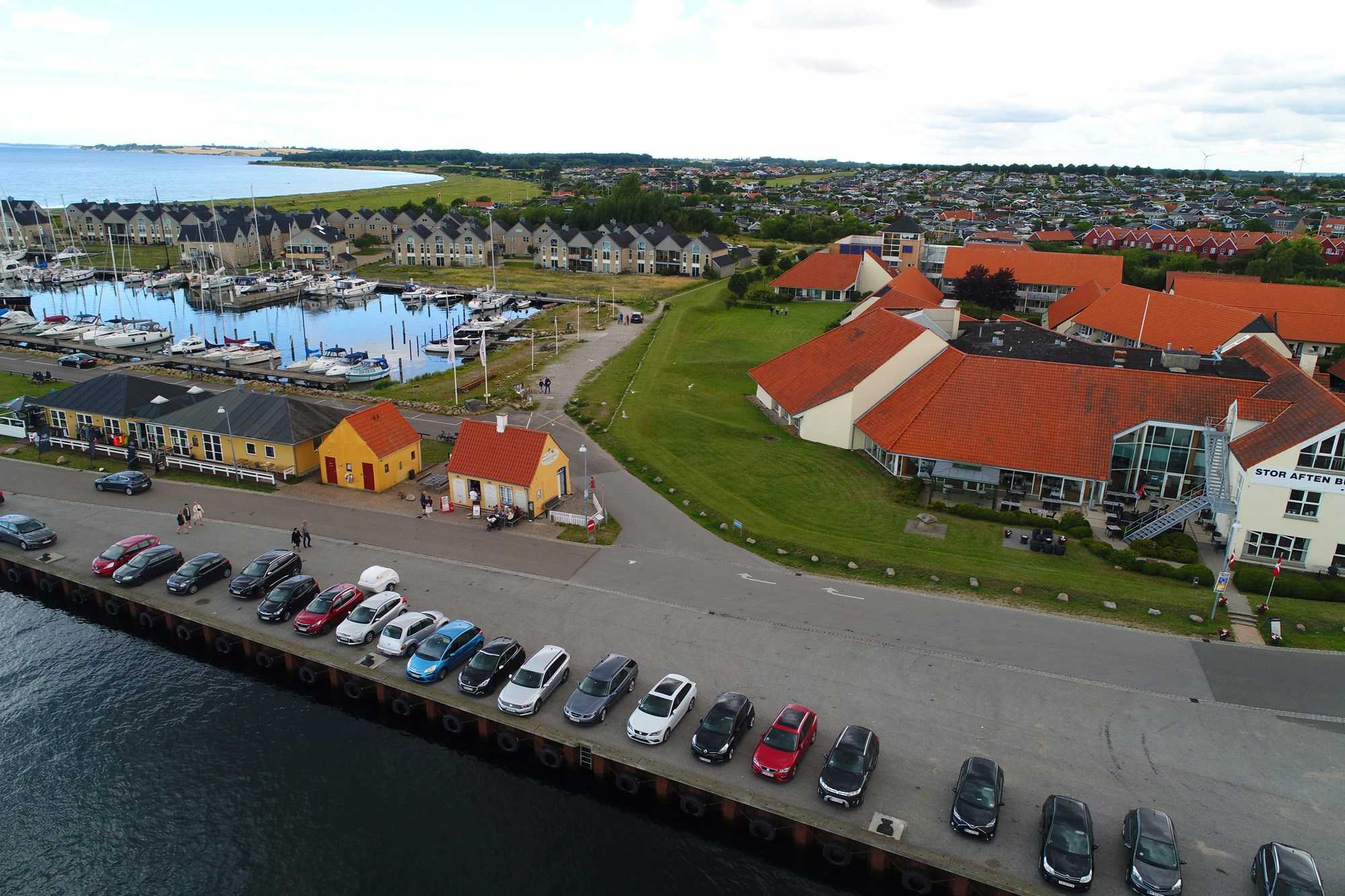 Ishuset og feriecentret i Karrebæksminde set fra oven