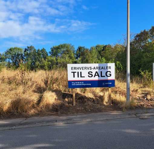 Foto af Smedevænget 32 i Stenstrup med til salg skilt