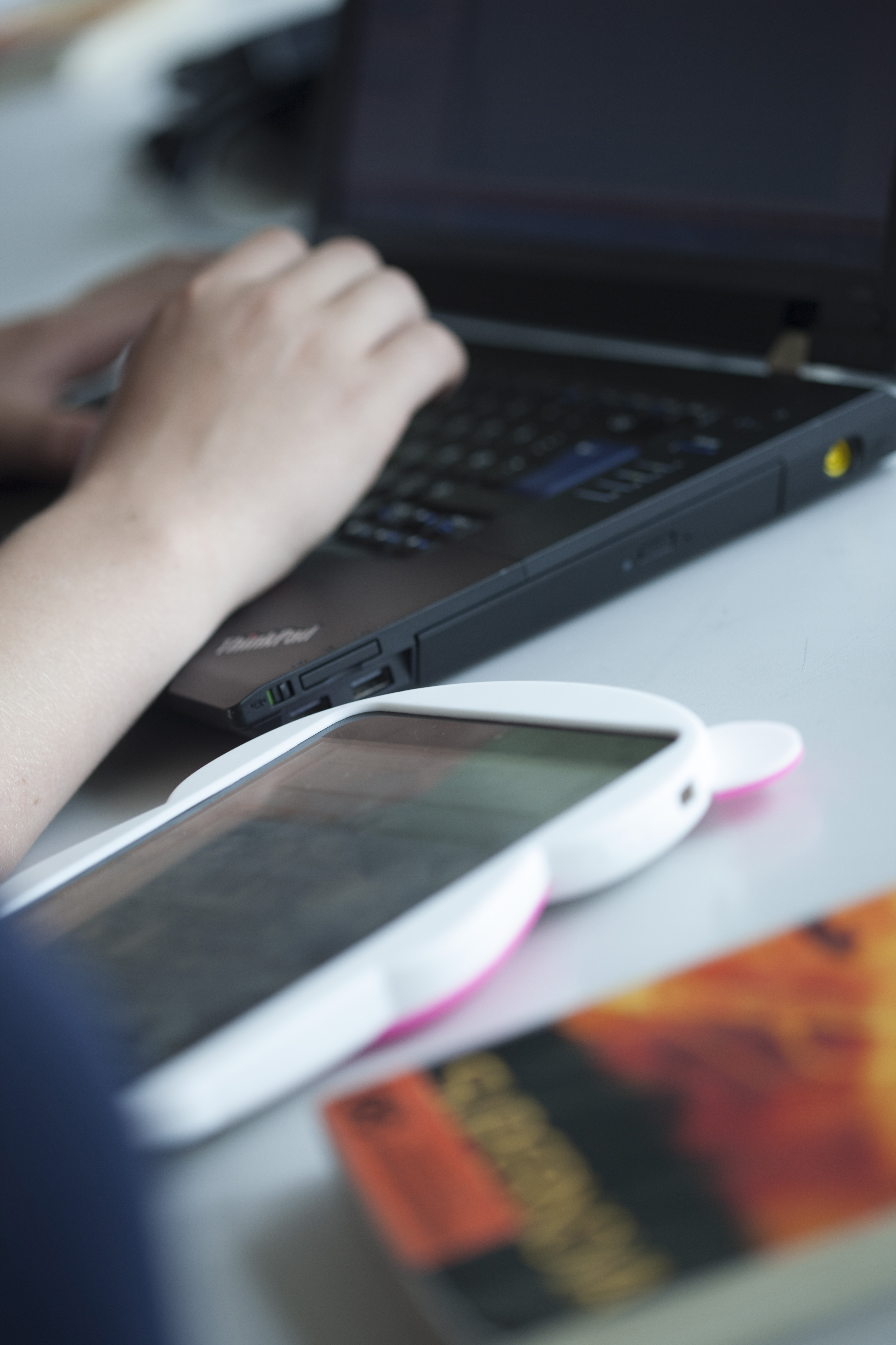 Person med en pc, man ser kun hænderne på tastaturet