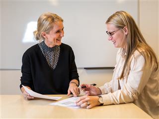 Kvindelig underviser og elev på VISP