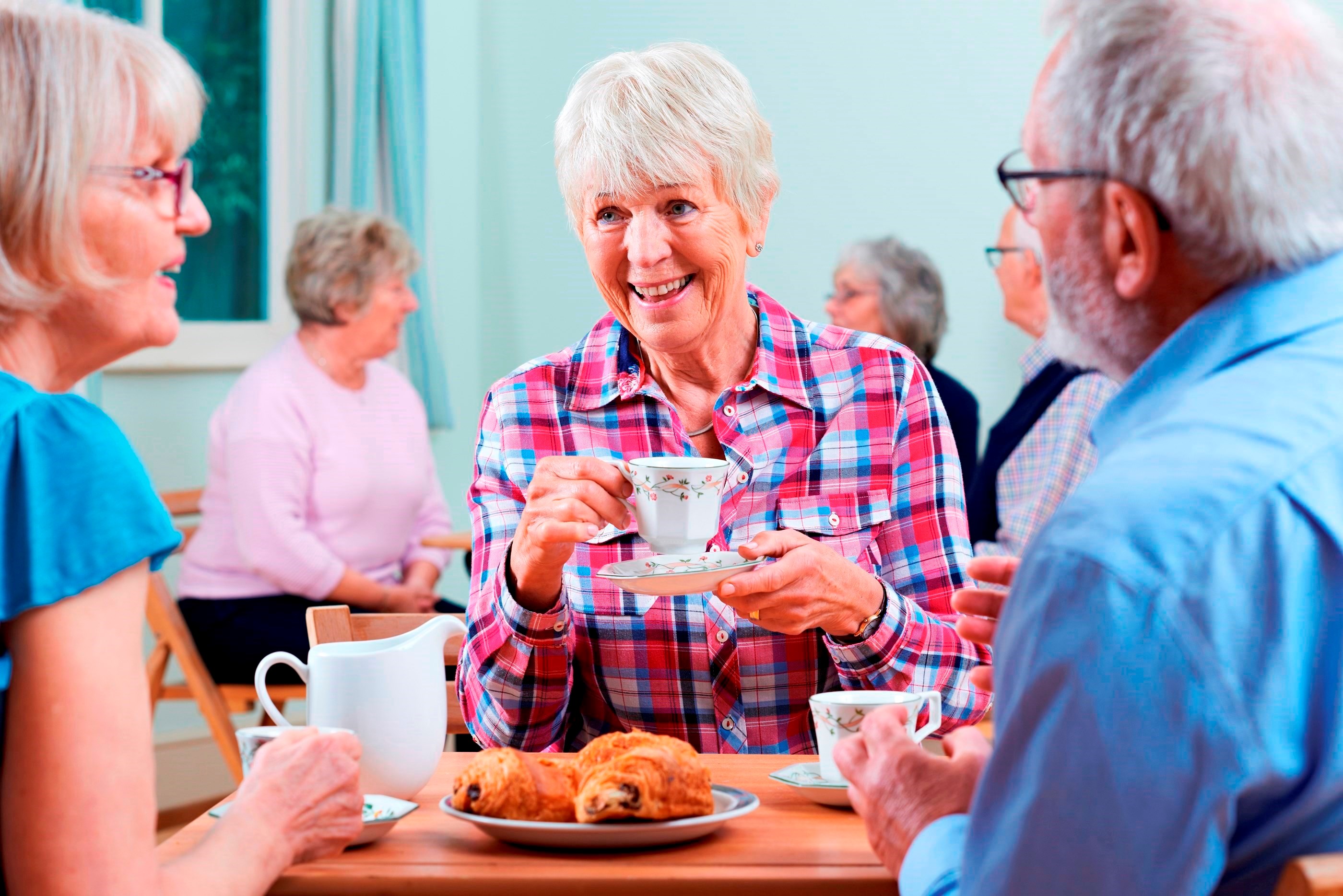 Billede af seniorer der drikker kaffe og spiser kage