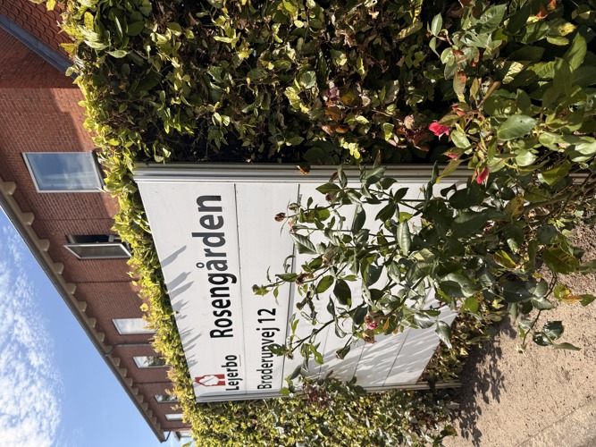 skiltet "Rosengården" som står ud til vejen